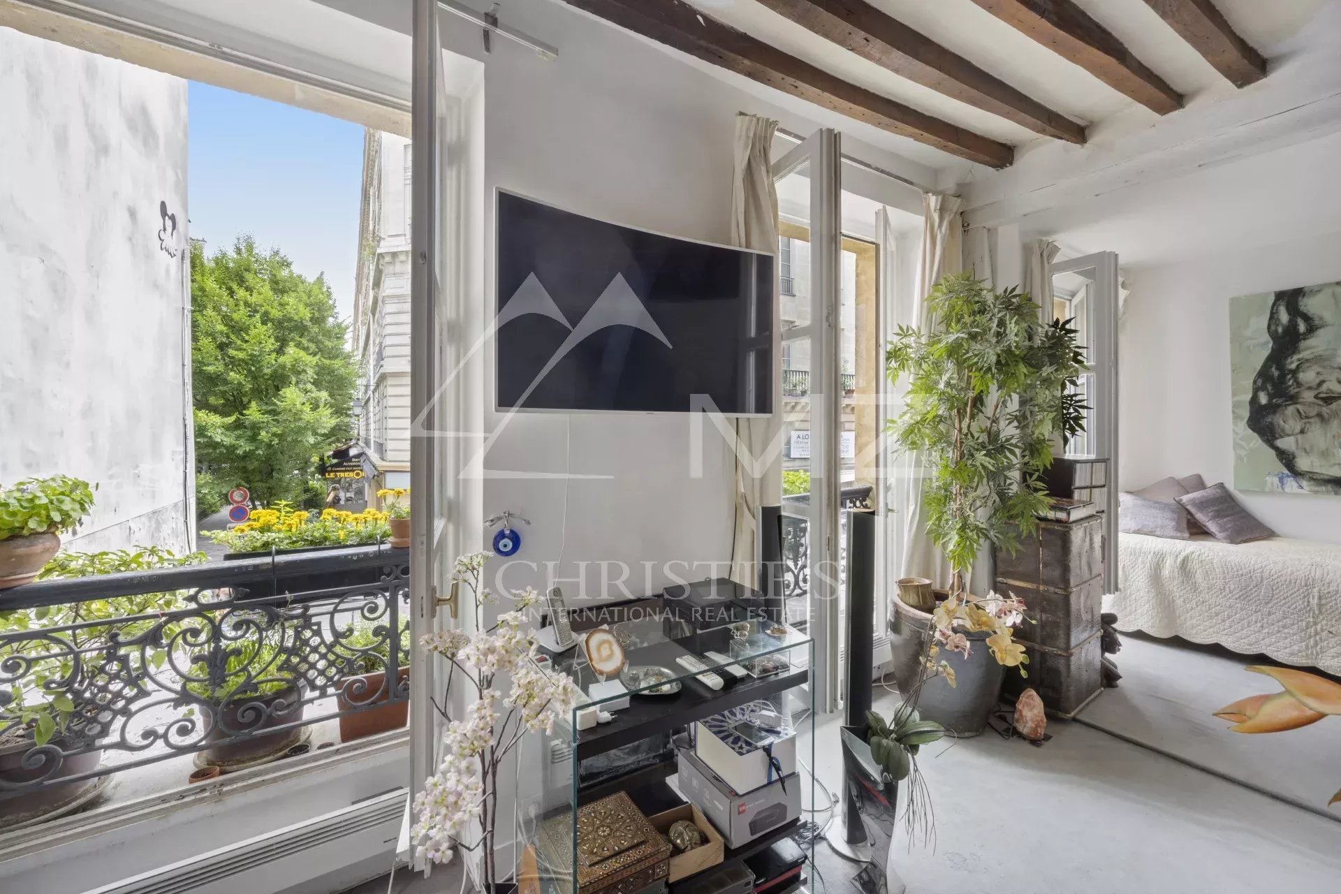 Apartment in Rue Vieille du Temple in the Marais to renovate