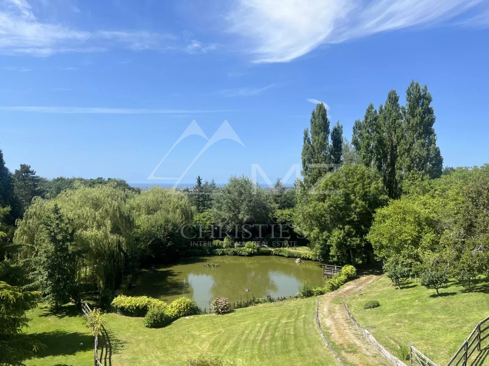 Manoir contemporain et dépendances avec piscine