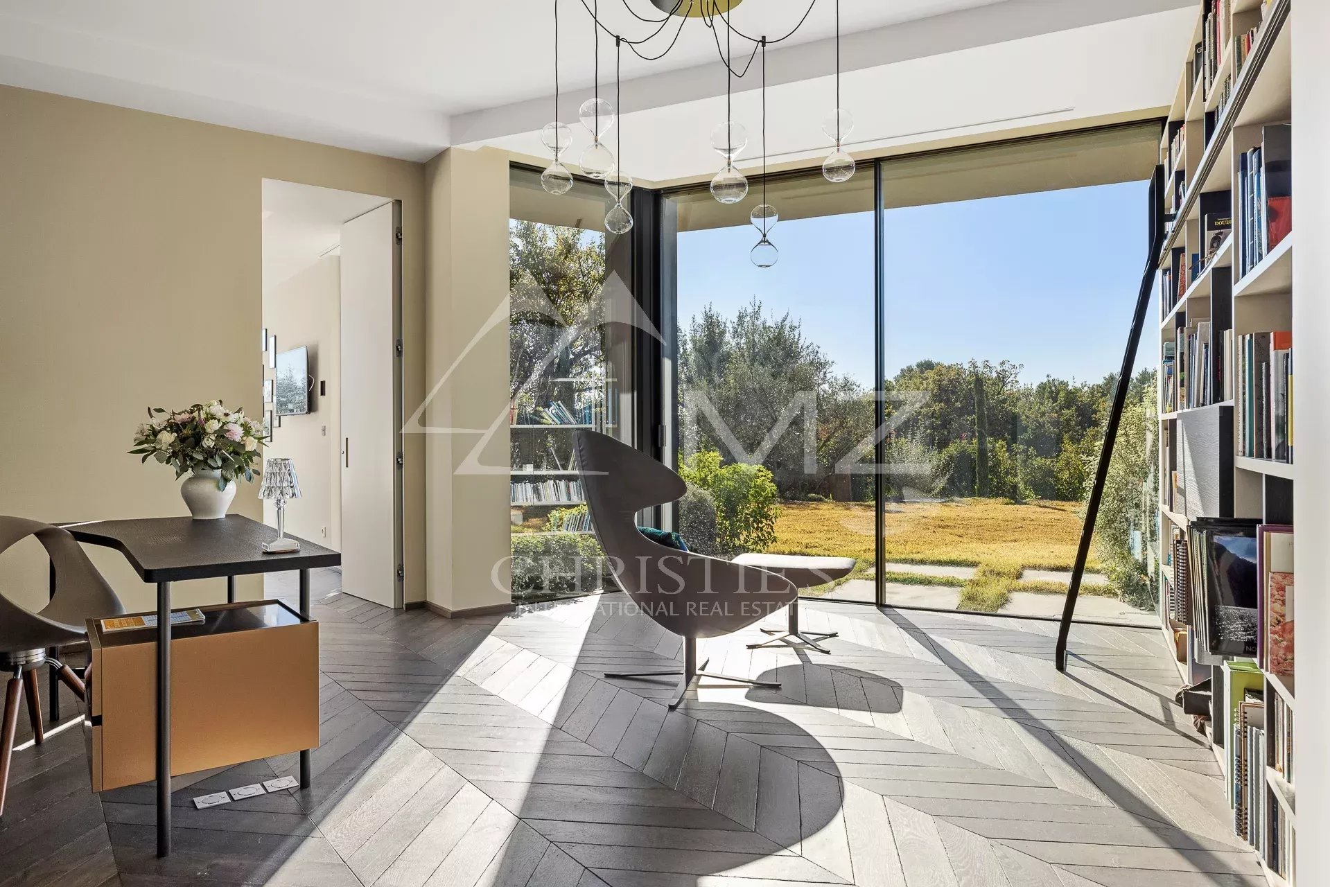 MOUGINS - CONTEMPORARY VILLA WITH PANORAMIC VIEW