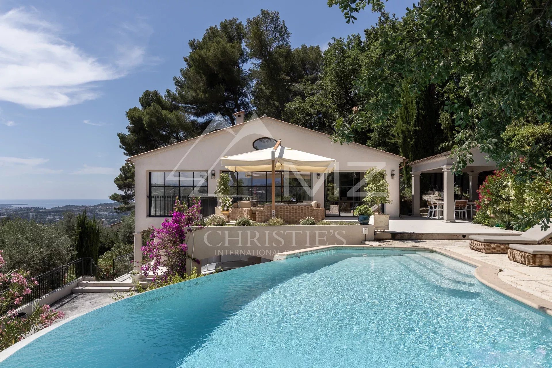 MOUGINS - Magnifique villa avec vue mer