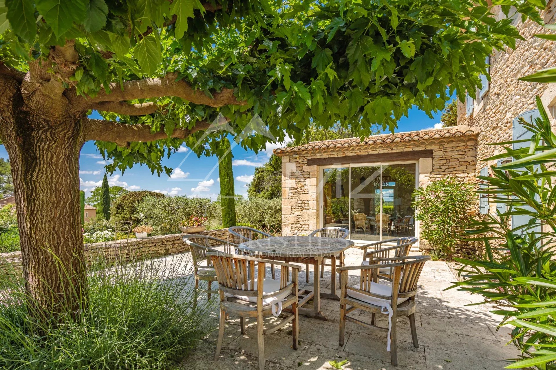 Gordes - Superbe maison en pierres proche du village