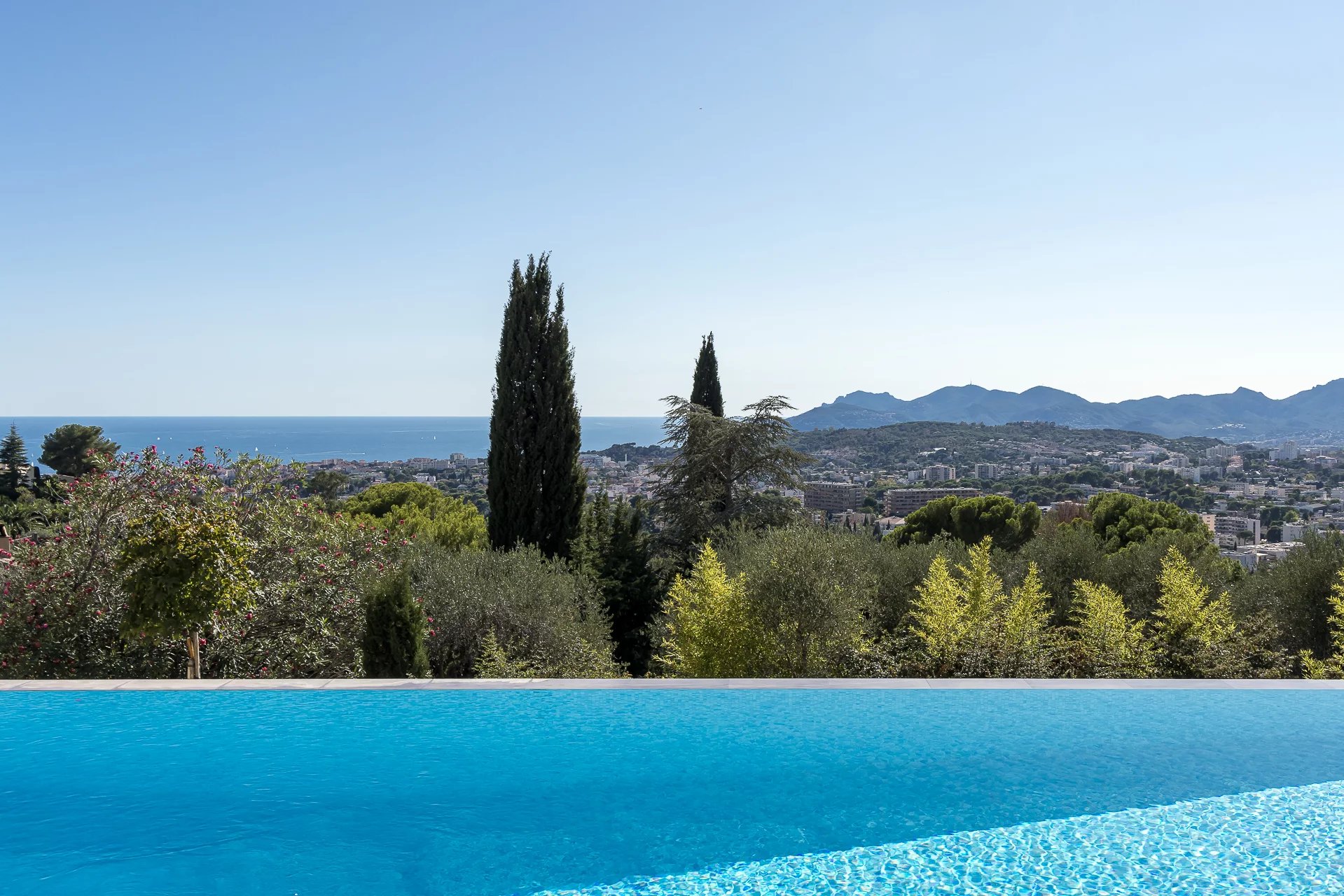 Villa contemporaine avec vue panoramique sur les collines et la mer