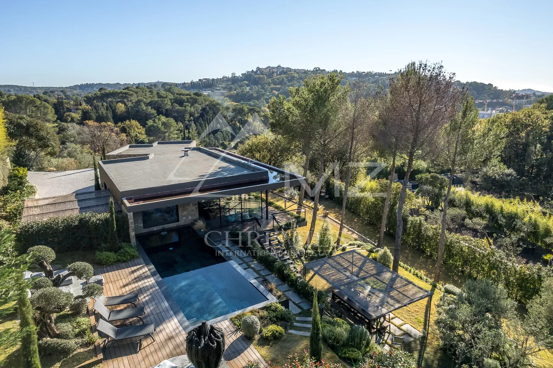 MOUGINS - CONTEMPORARY VILLA WITH PANORAMIC VIEW