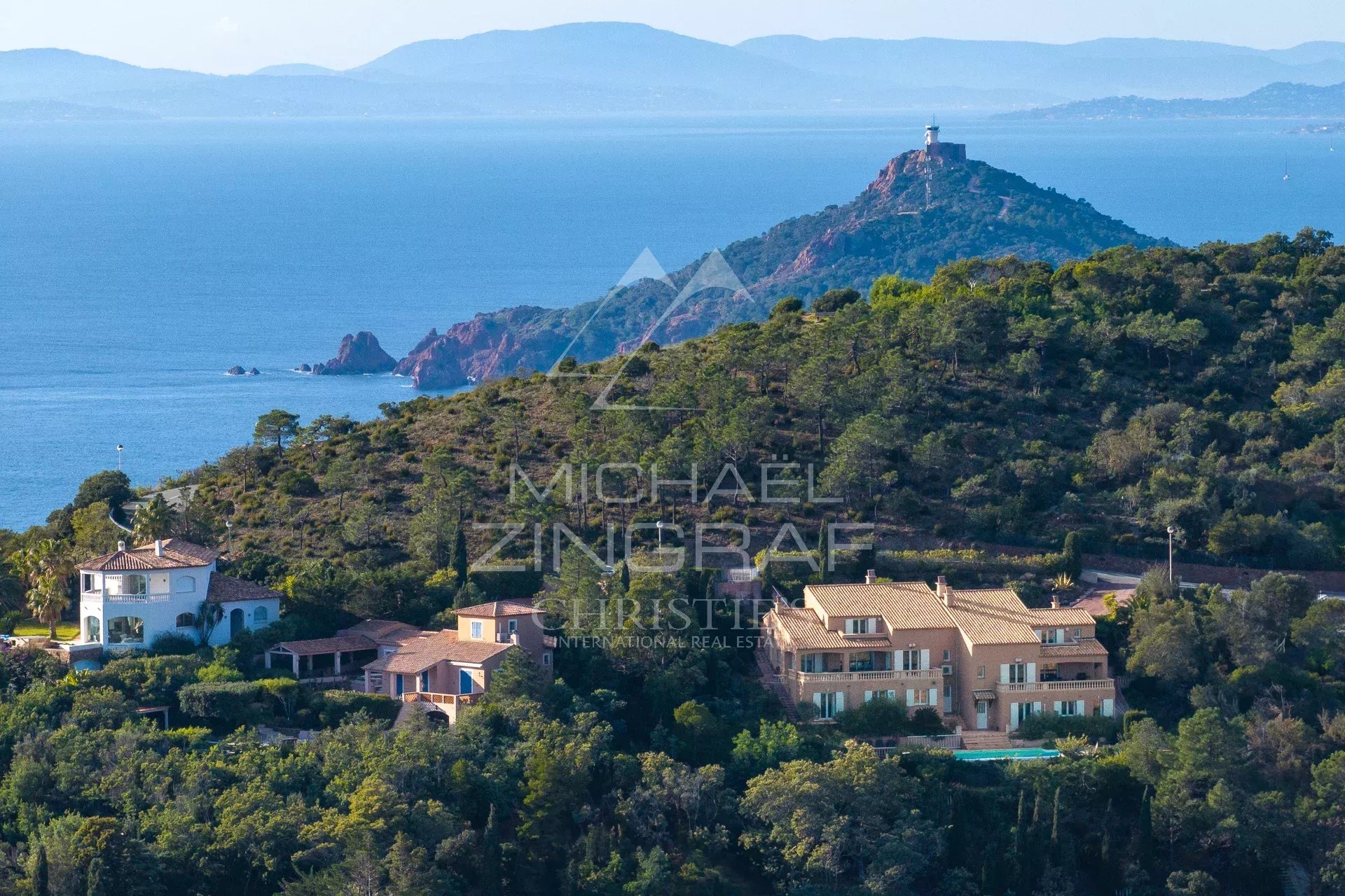 ANTHÉOR - SUPERBE VILLA DOUBLE AVEC VUE MER