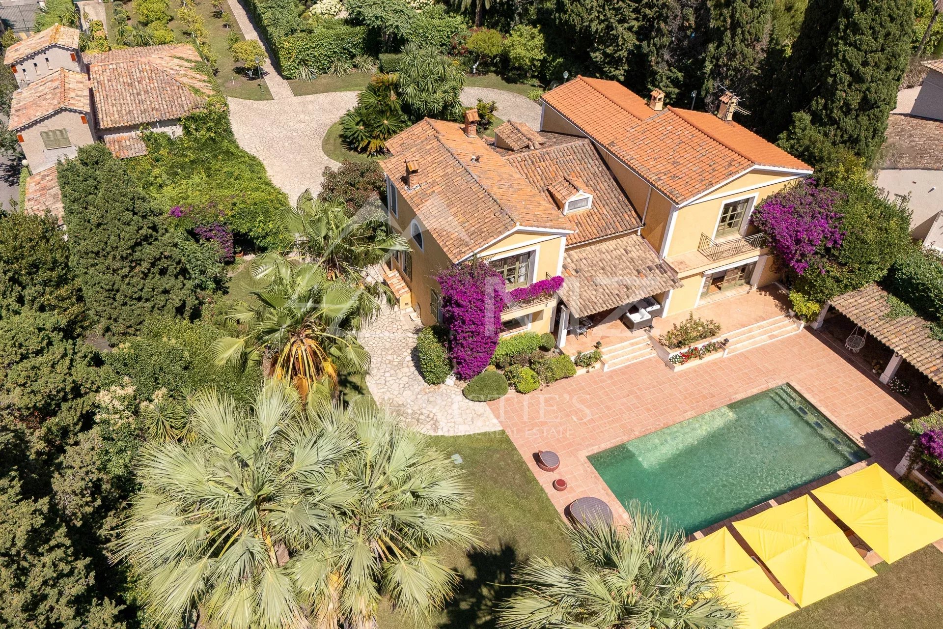 Propriétés de Prestige sur domaine  au Cap d'Antibes versant ouest