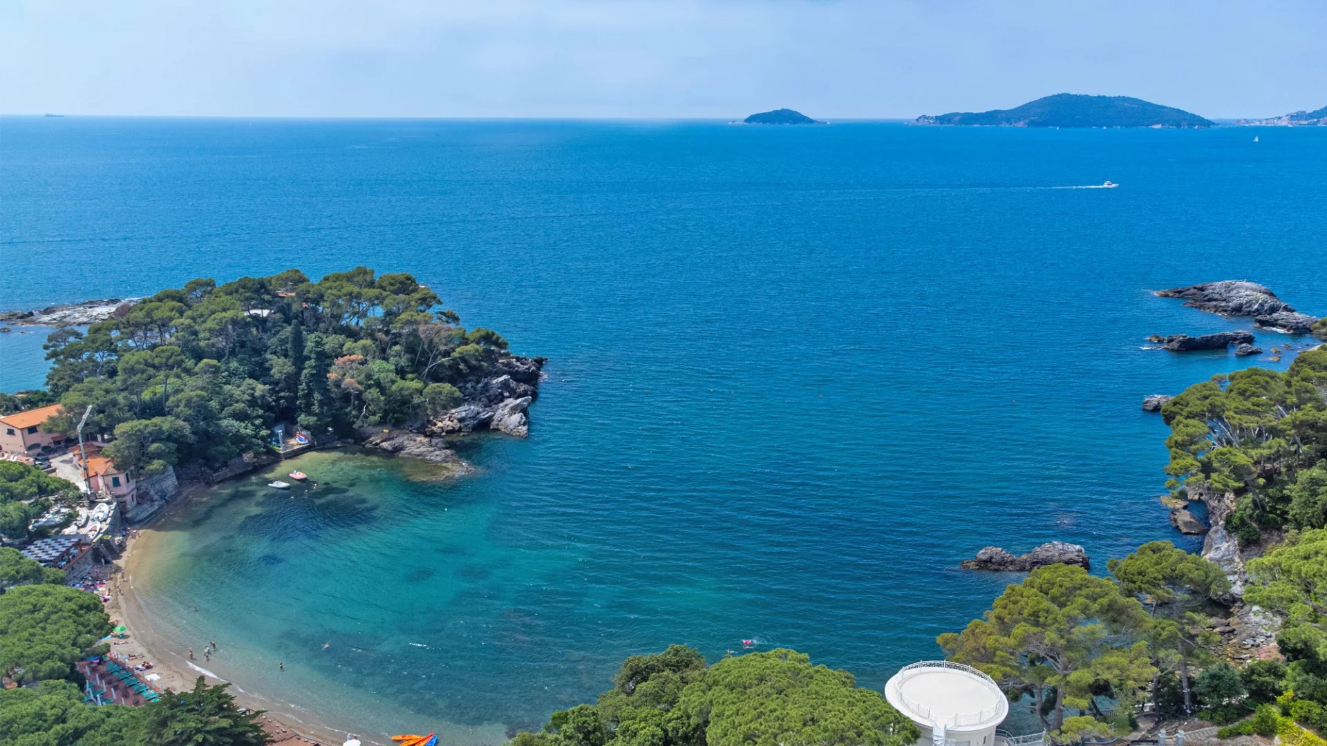 Élégante villa moderne avec de grandes fenêtres et vue sur la mer sur le golfe des Poètes à Fiascherino, Lerici