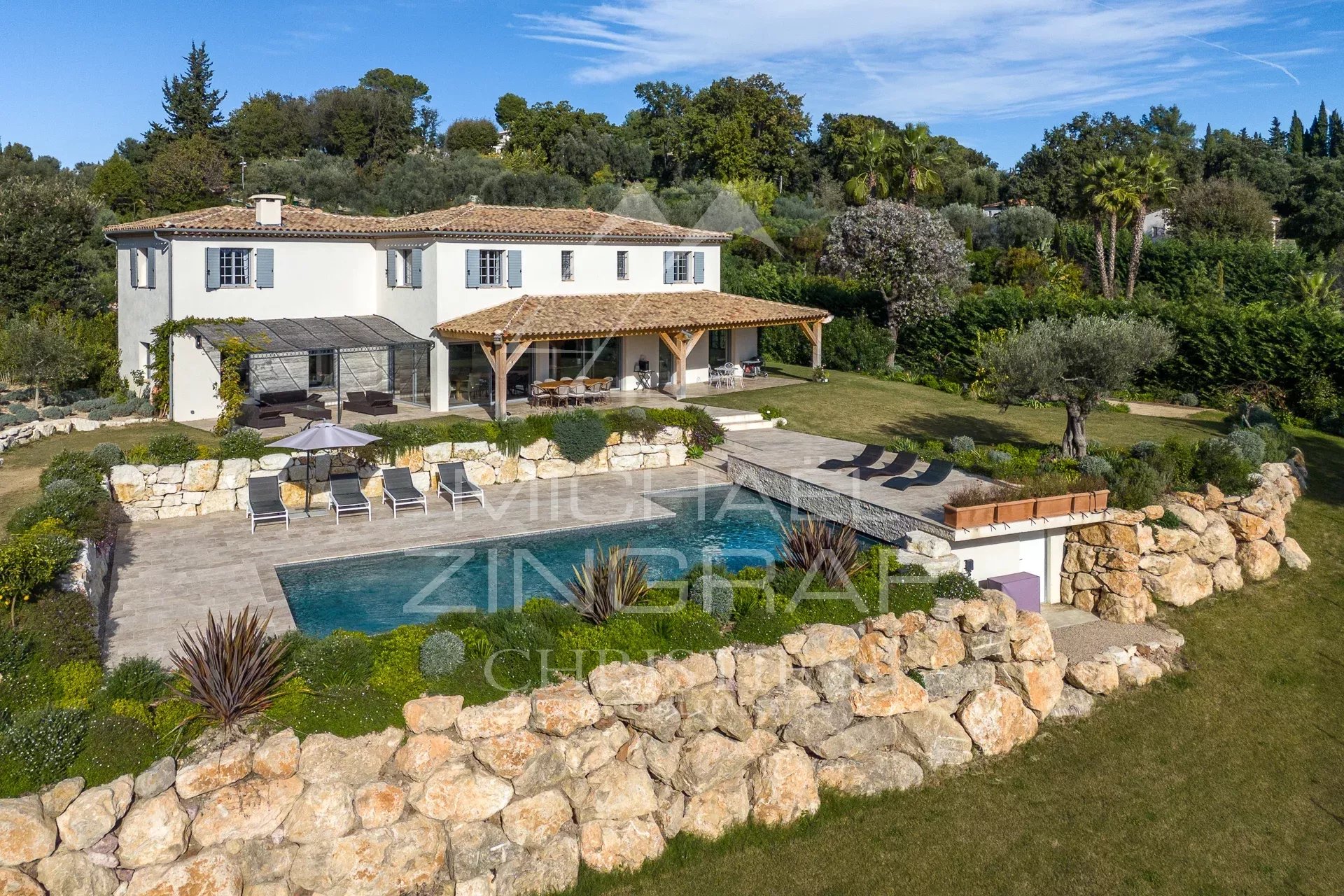 Modernes provenzalisches Haus mit Panoramablick auf das Meer