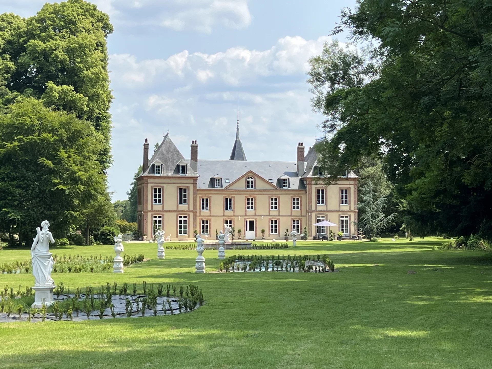 Château avec écuries et dépendances