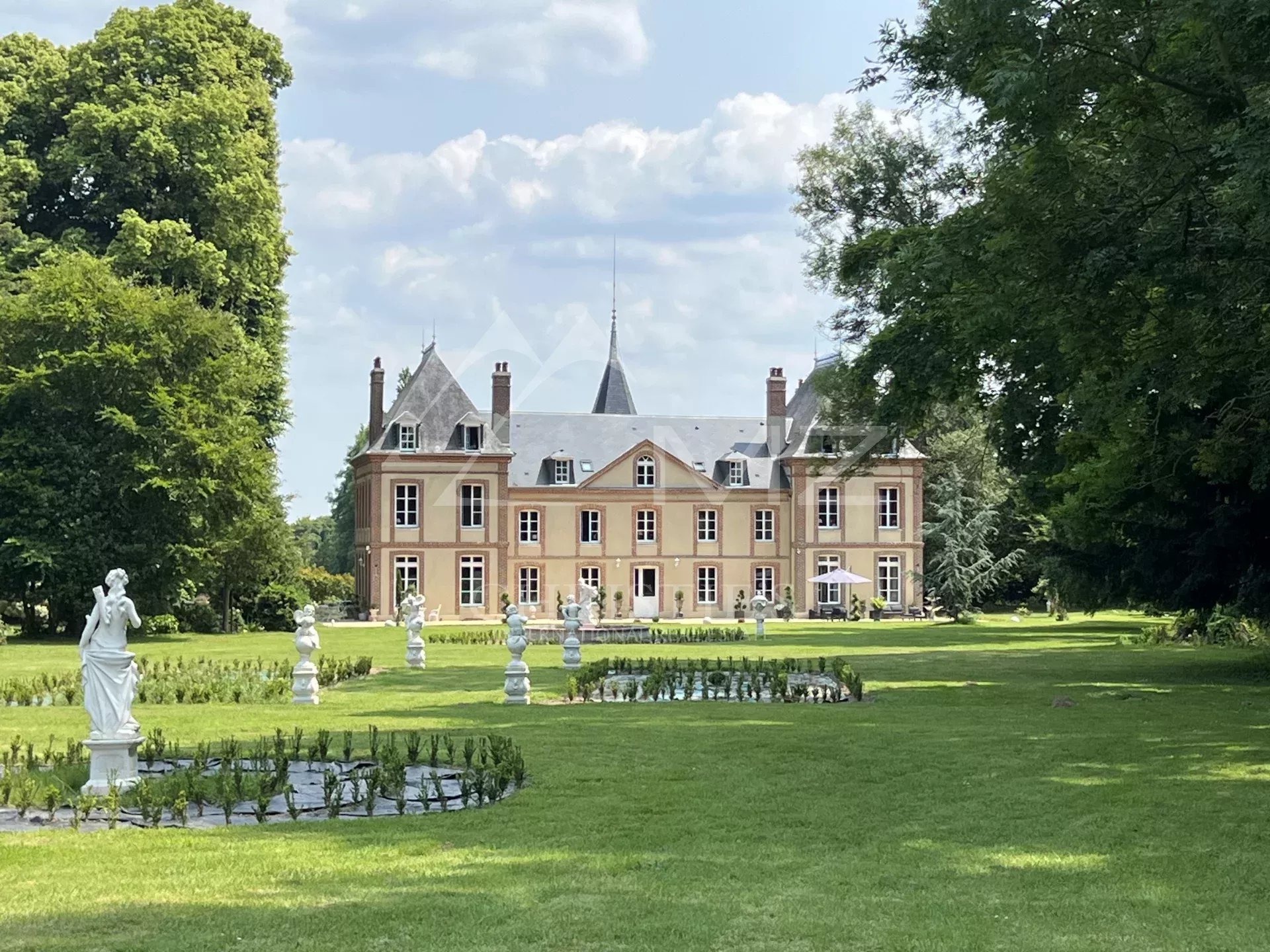 Schloss mit Stallungen und Nebengebäuden