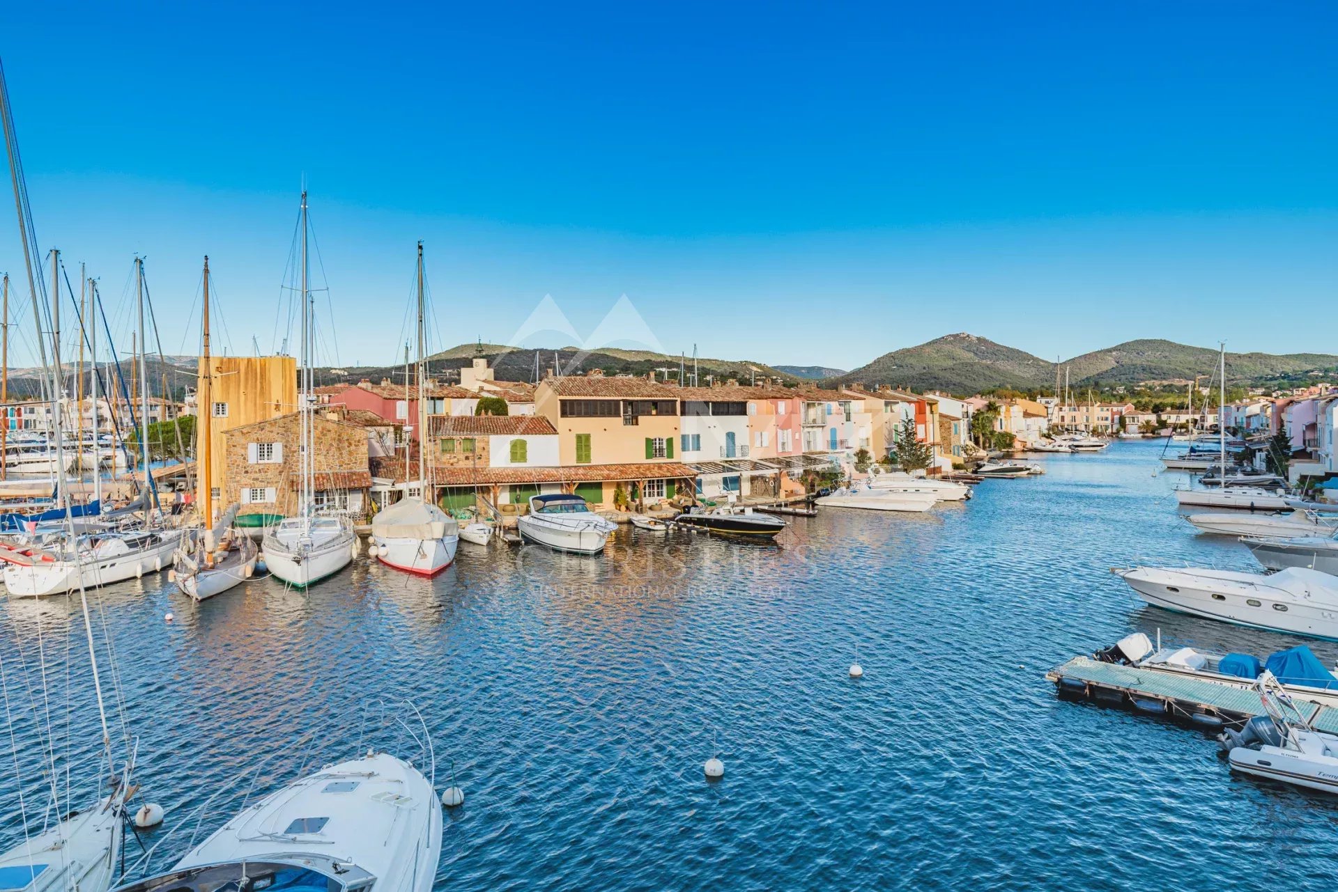 Dorfhaus mit Hafenplatz - Port Grimaud