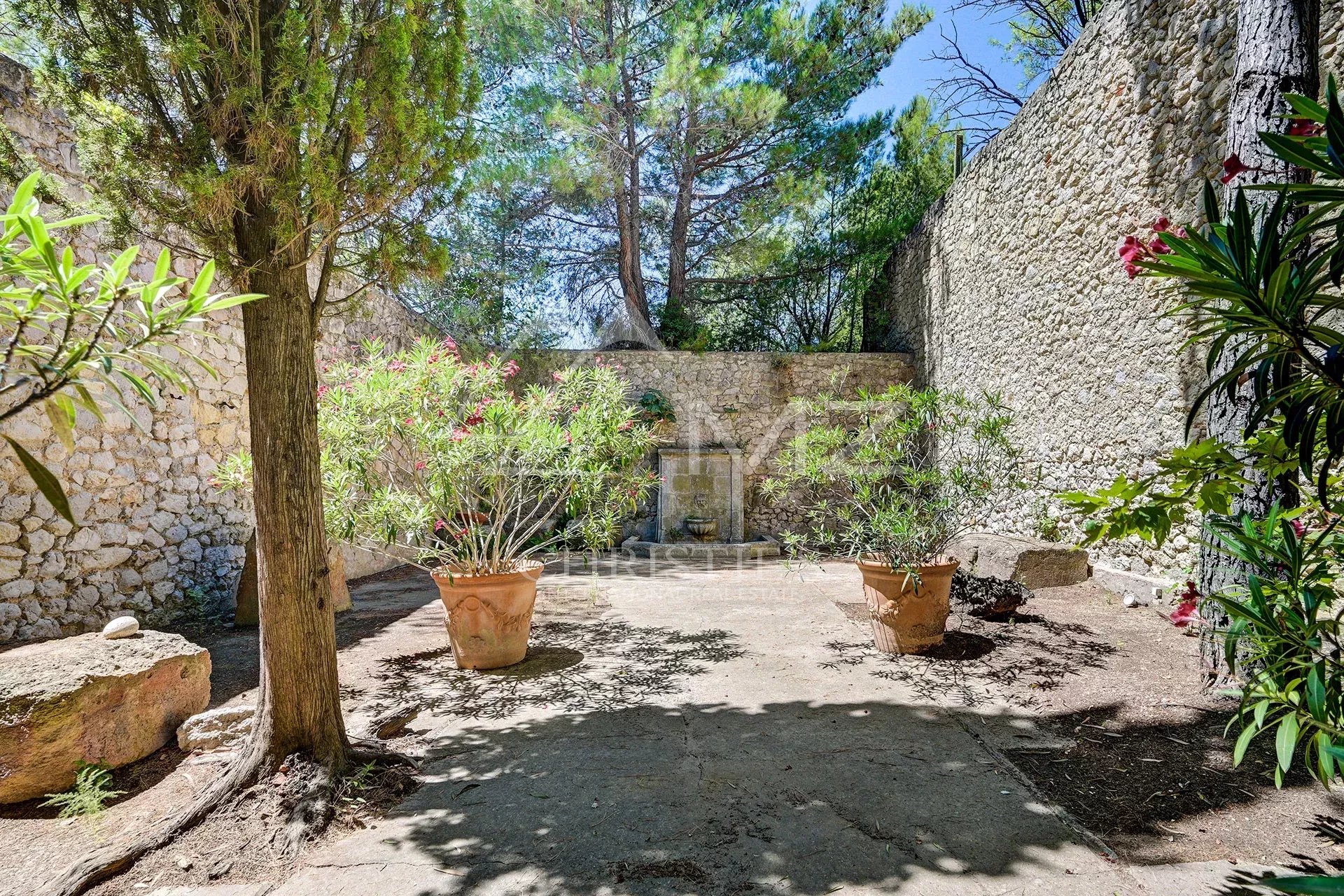 Proche Aix-en-Provence, Propriété de charme avec piscine et tennis