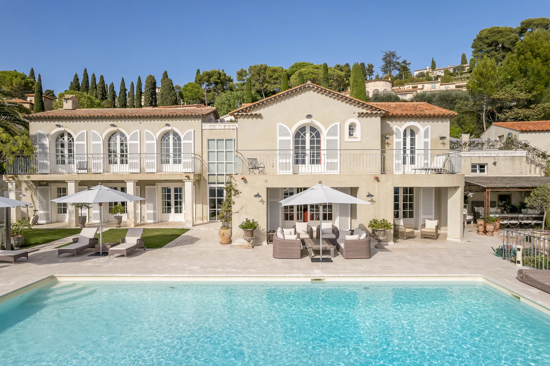 A proximité du vieux village de Mougins, très belle vue mer