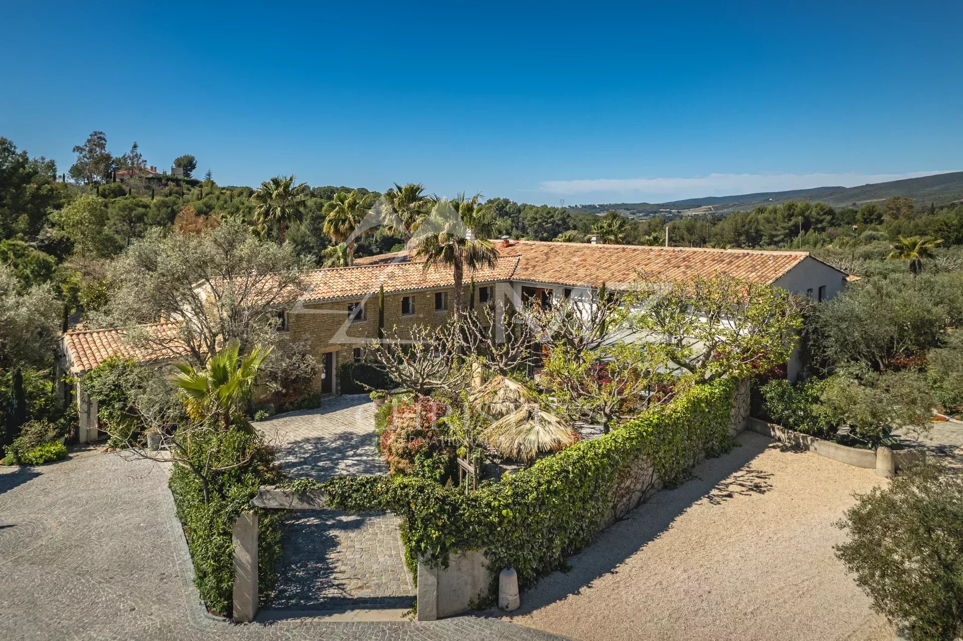 DOMAINE OLÉO-VITICOLE DE STANDING - AOP BANDOL