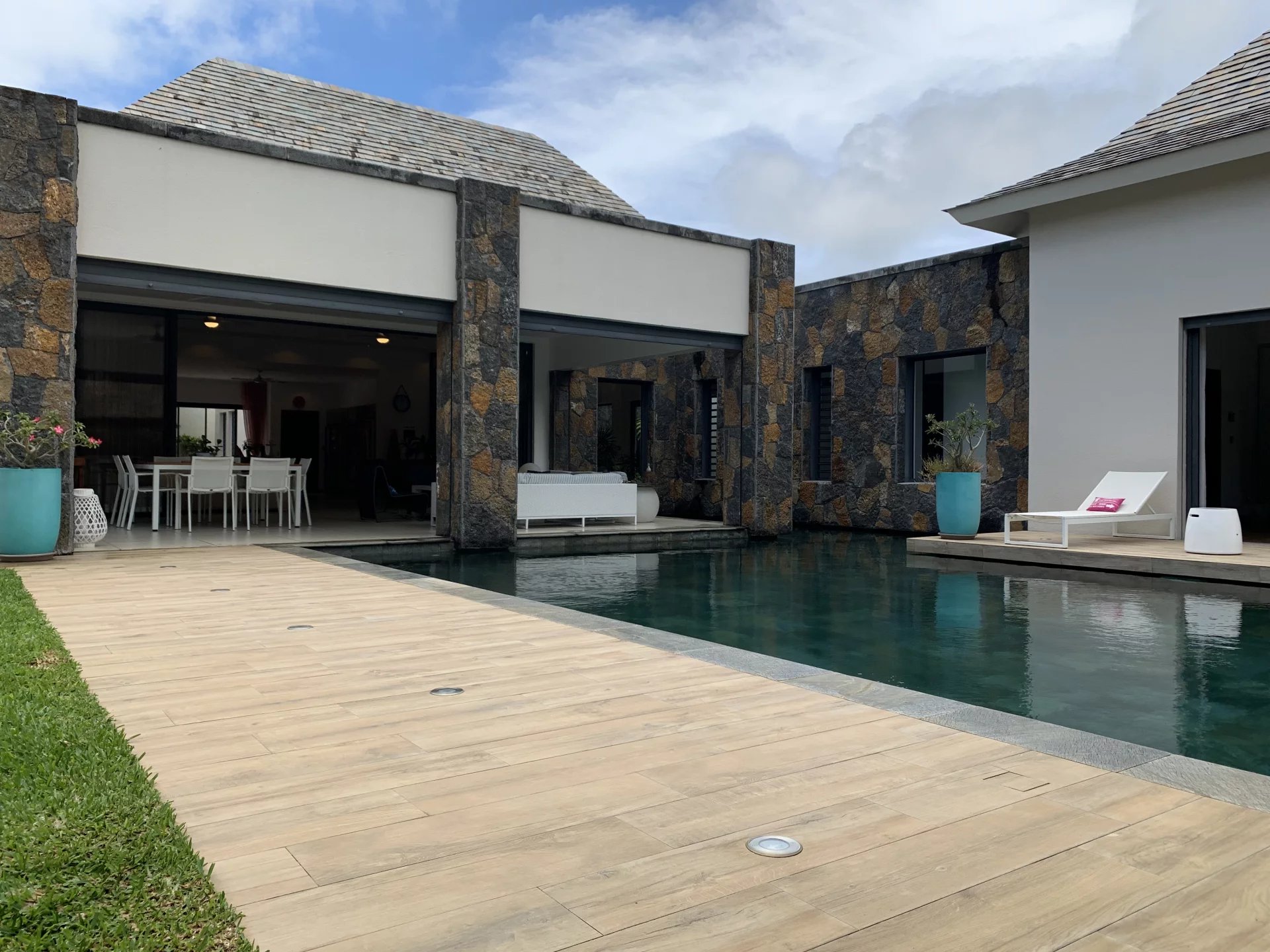 Luxurious 4 -bedroom villa with sleek architecture - Grand Bay