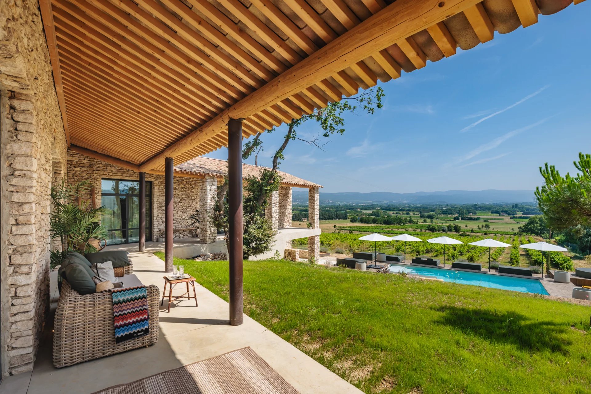 Gordes - Superbe maison en pierres avec décoration raffinée