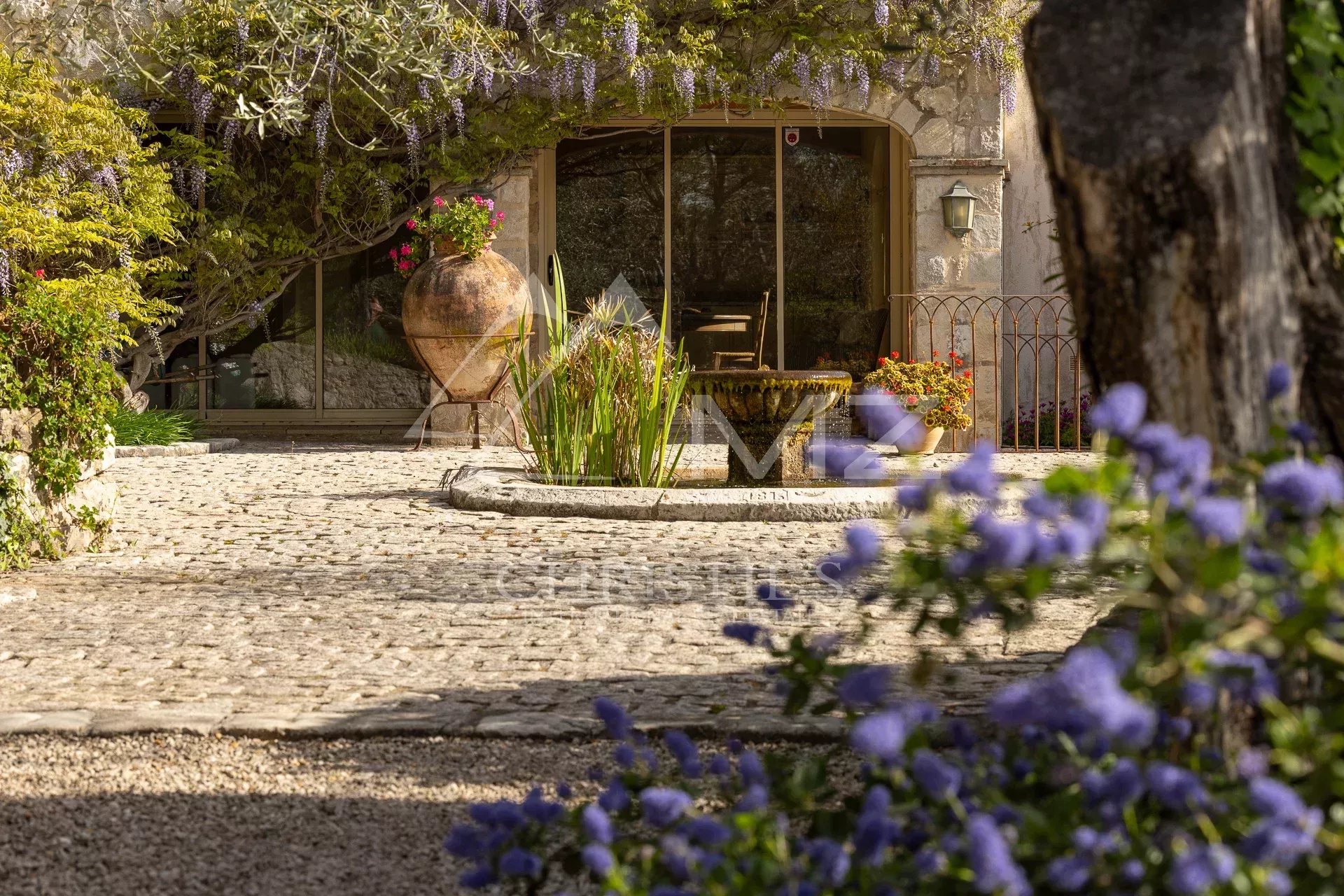 Elegante Bastide dominant l'arrière -pays