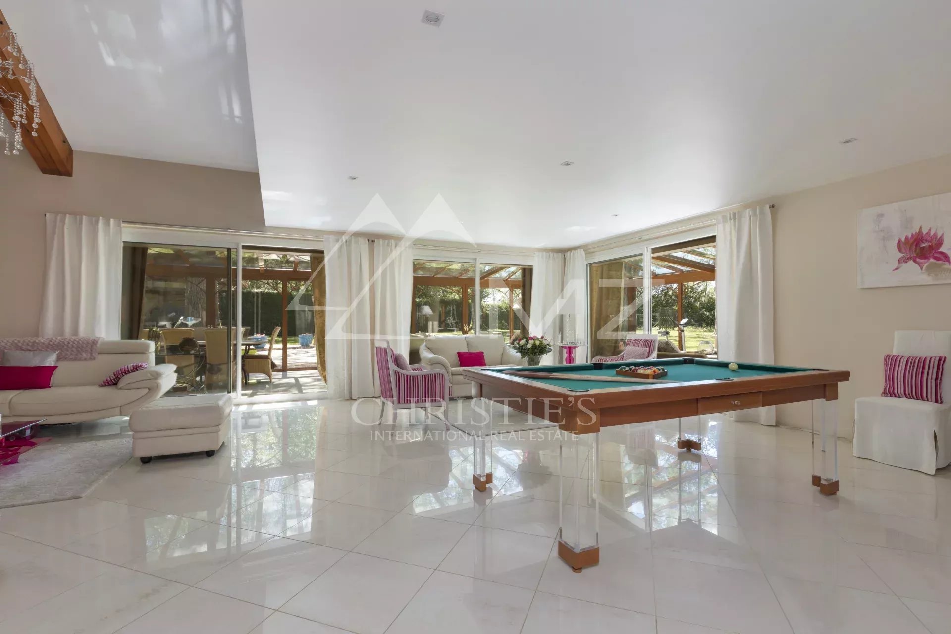 Exceptional four-bedroom villa with veranda, garden, tennis court and swimming pool