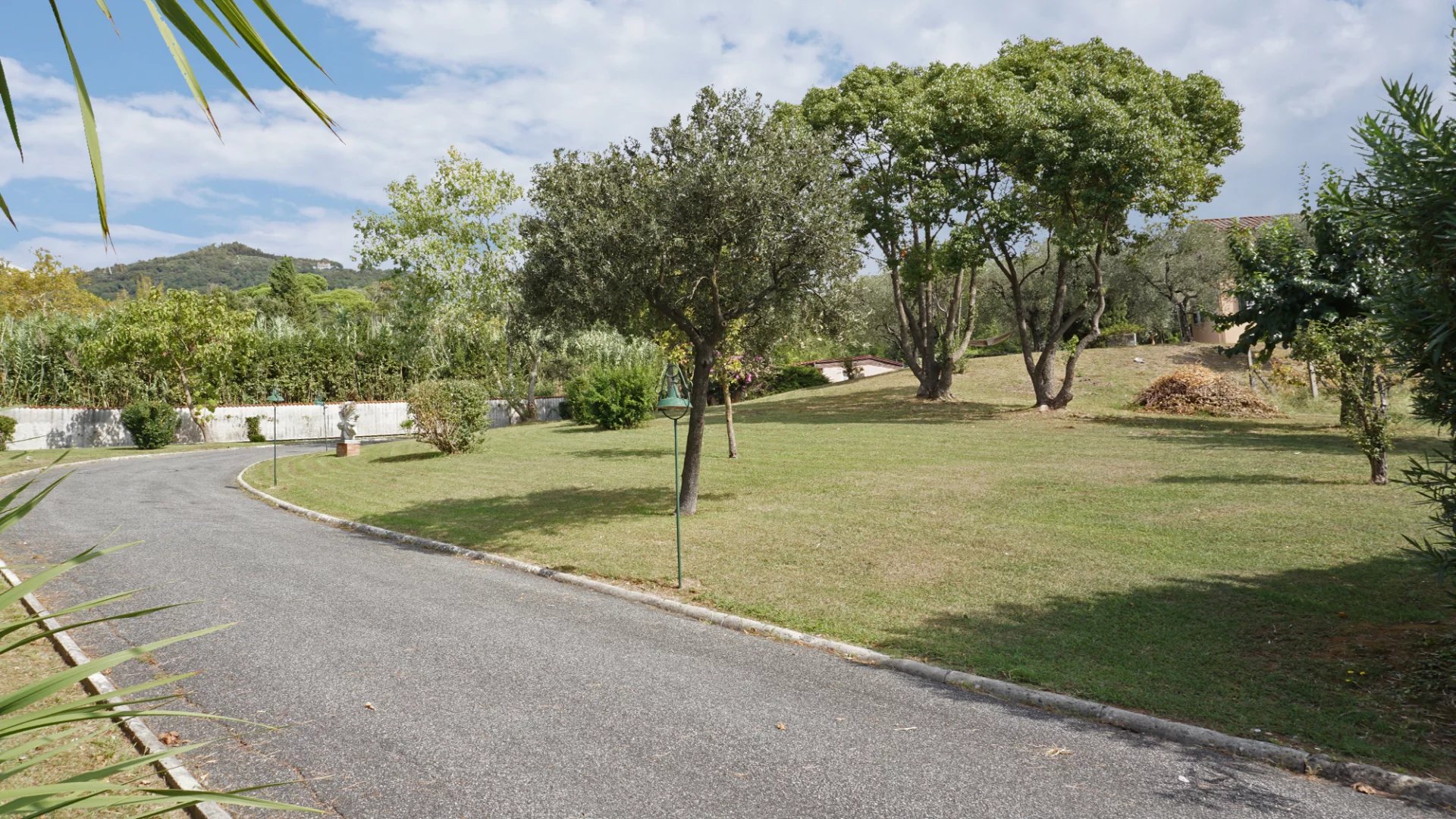 Elégante villa avec piscine, vignoble et grand terrain à une courte distance de la mer