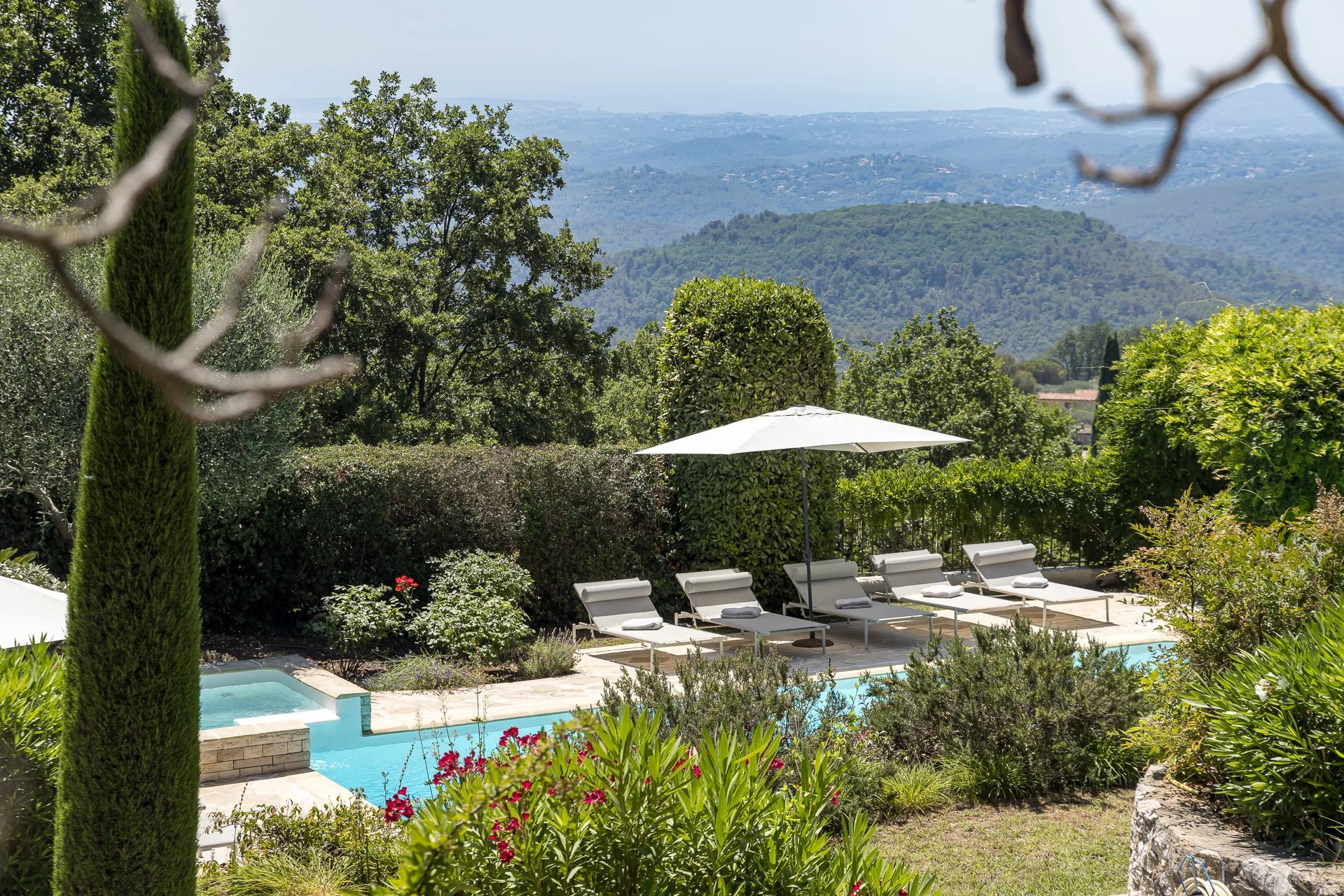 Proche Saint-Paul-de-Vence - Belle propriété provençale avec vue mer panoramique