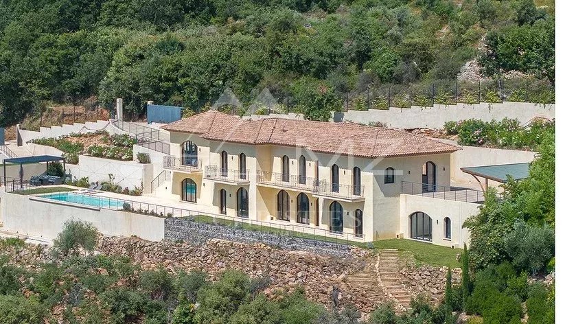 Villa au style épuré sur les balcons de la Riviera