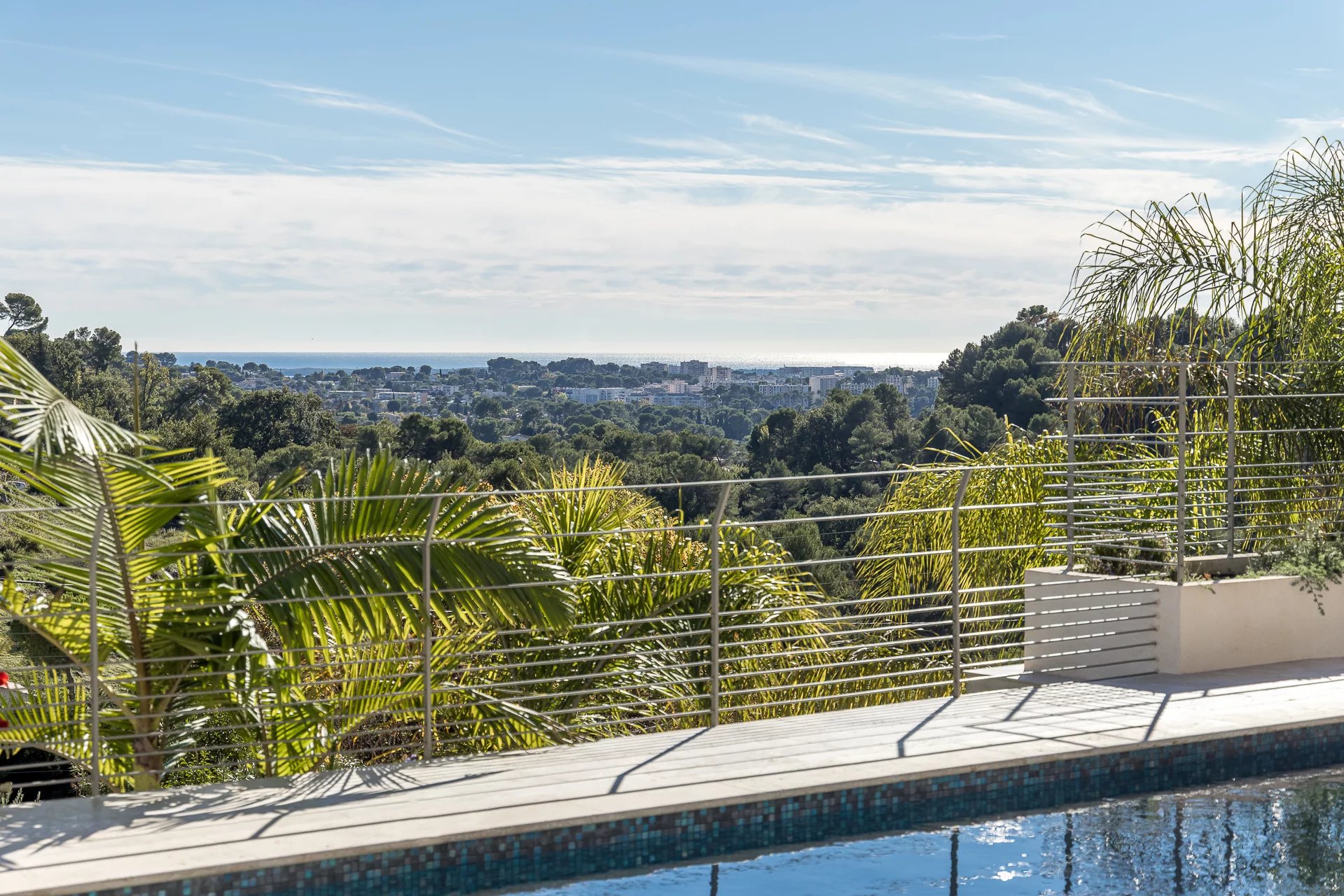 Quartier résidentiel, villa récente avec vue dégagée sur les collines et la mer