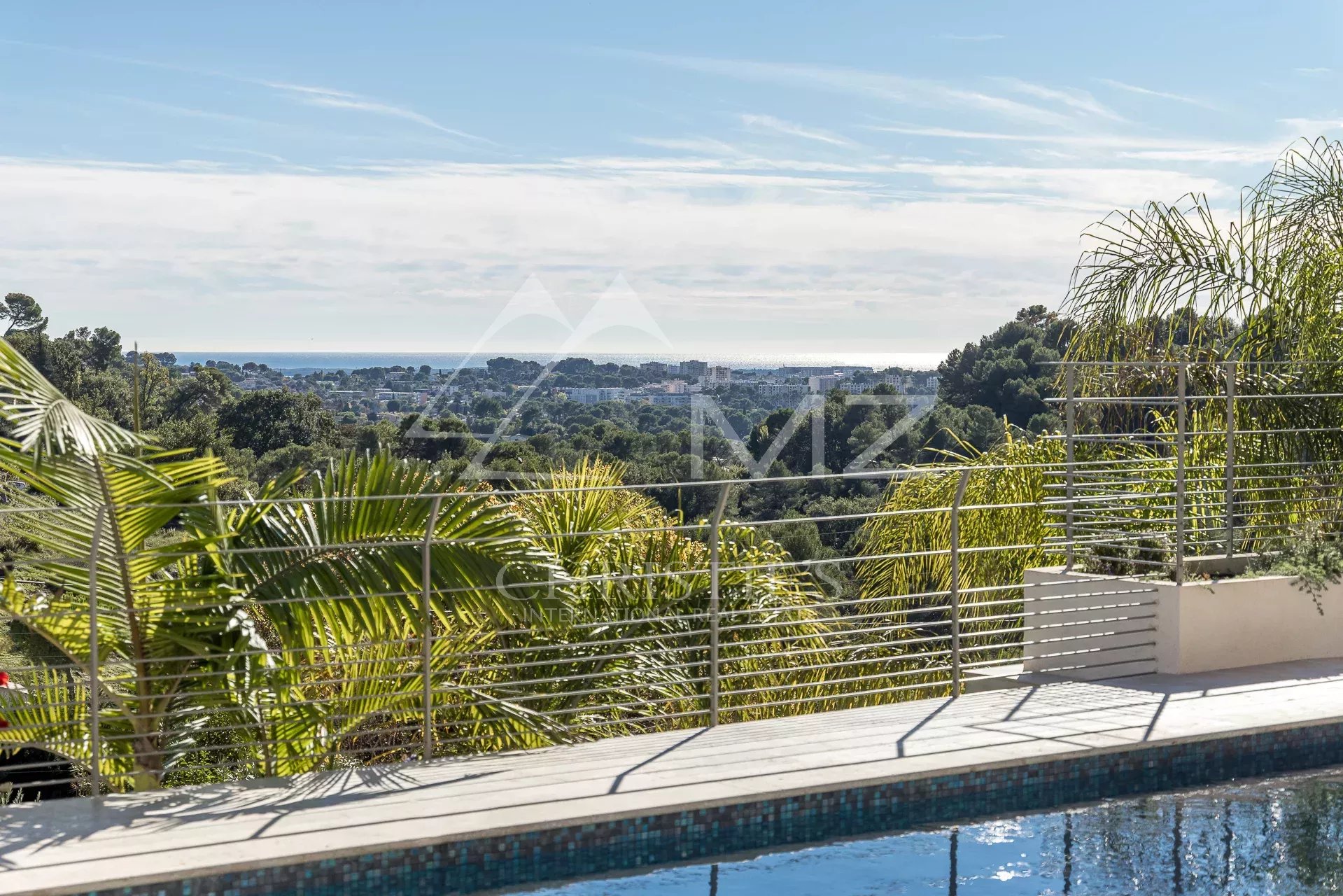 Wohnviertel, neue Villa mit freiem Blick auf die Hügel und das Meer