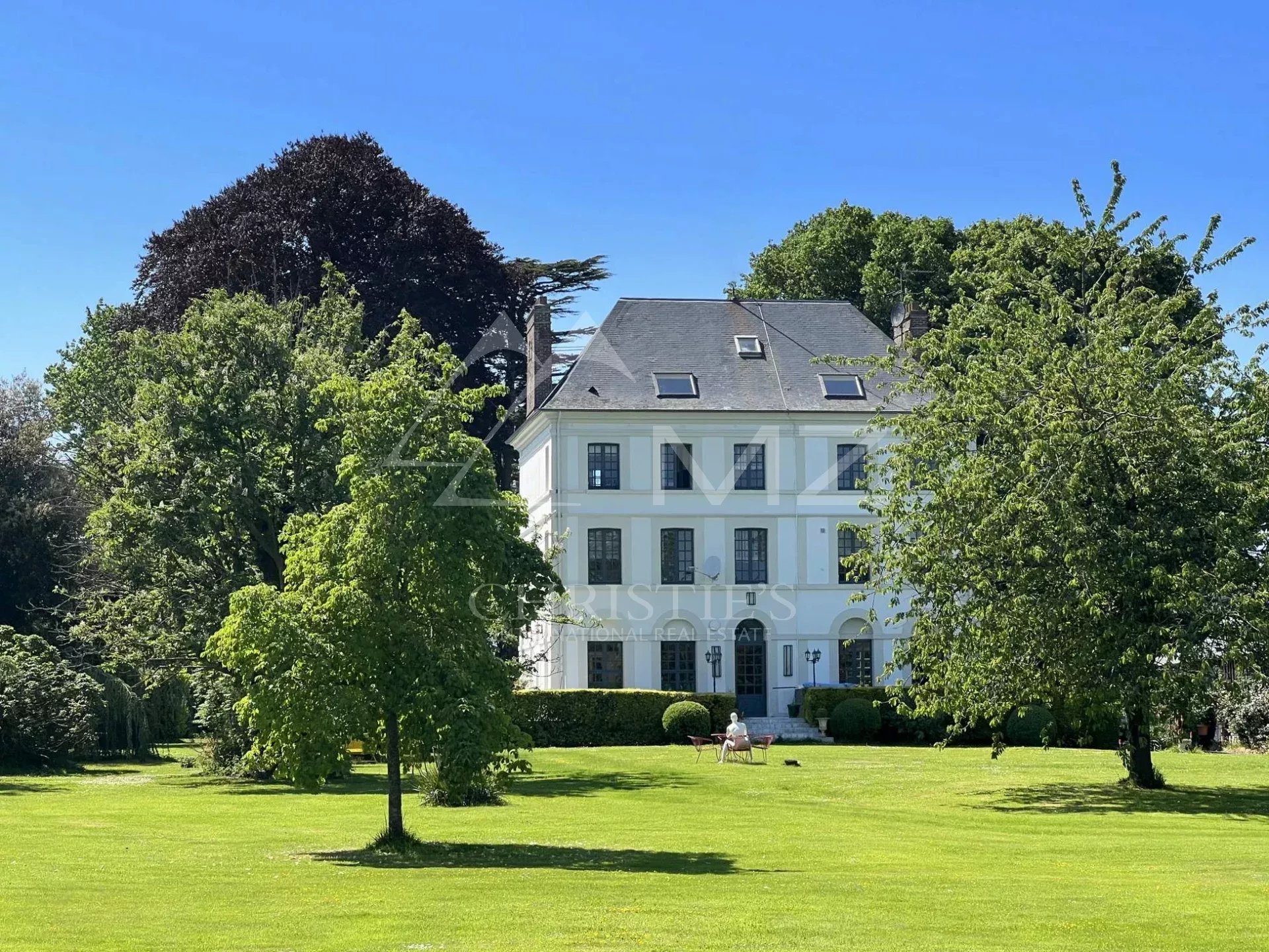 Große bürgerliche Residenz mit Nebengebäude und Schwimmbad