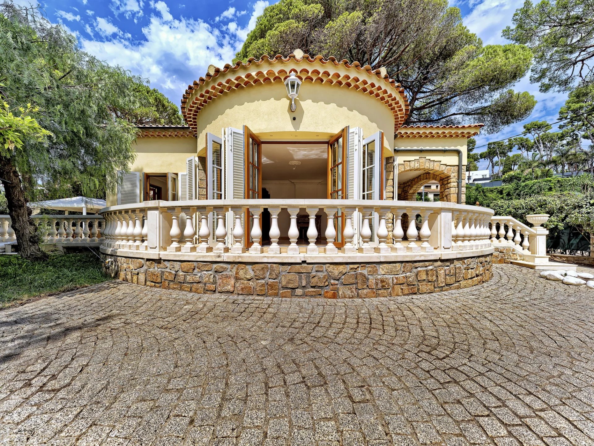 Cap d'Antibes - Villa avec aperçu mer, à pieds de la Garoupe