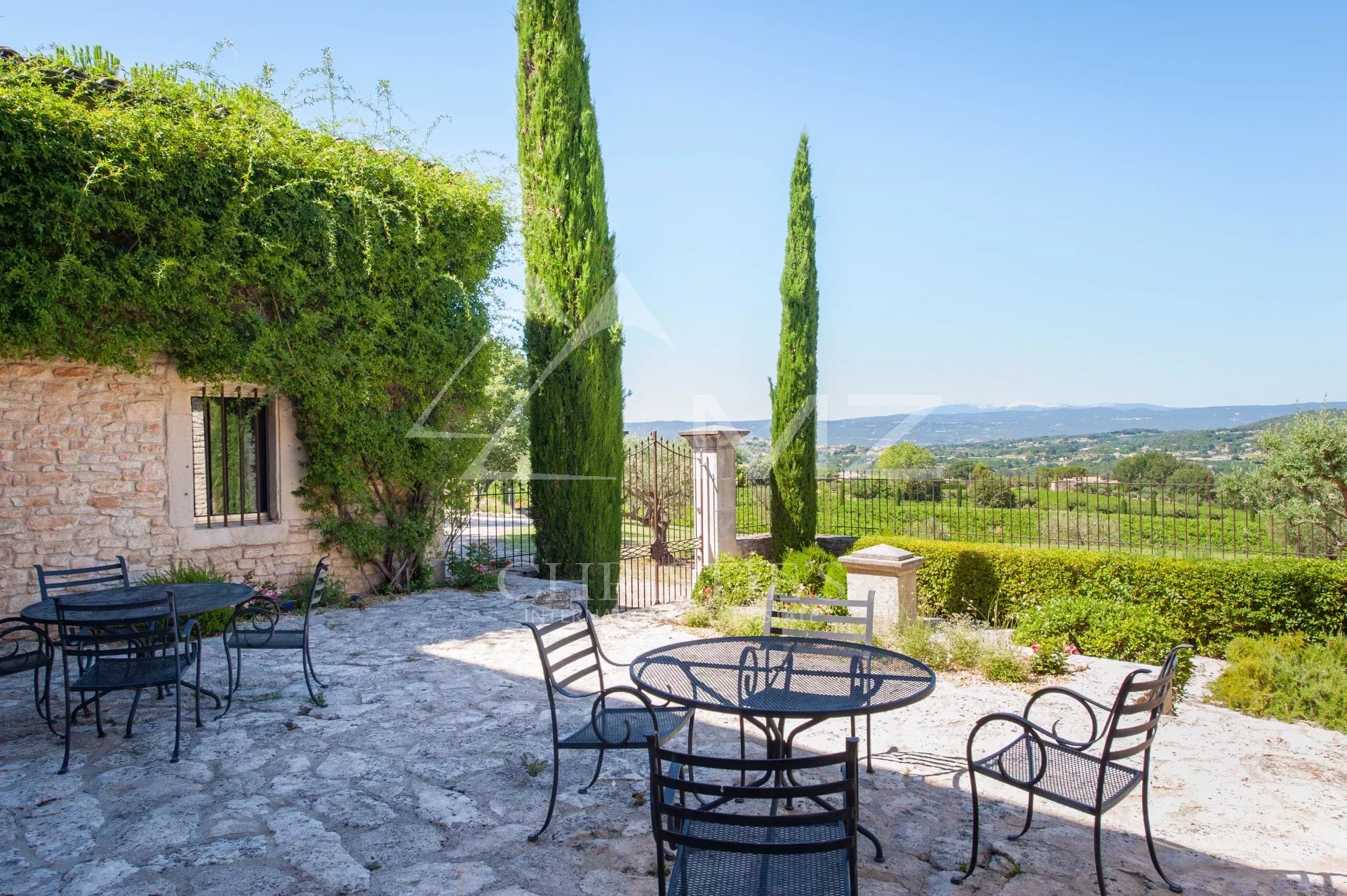 Luberon - Stunning property with heated pool and tennis court