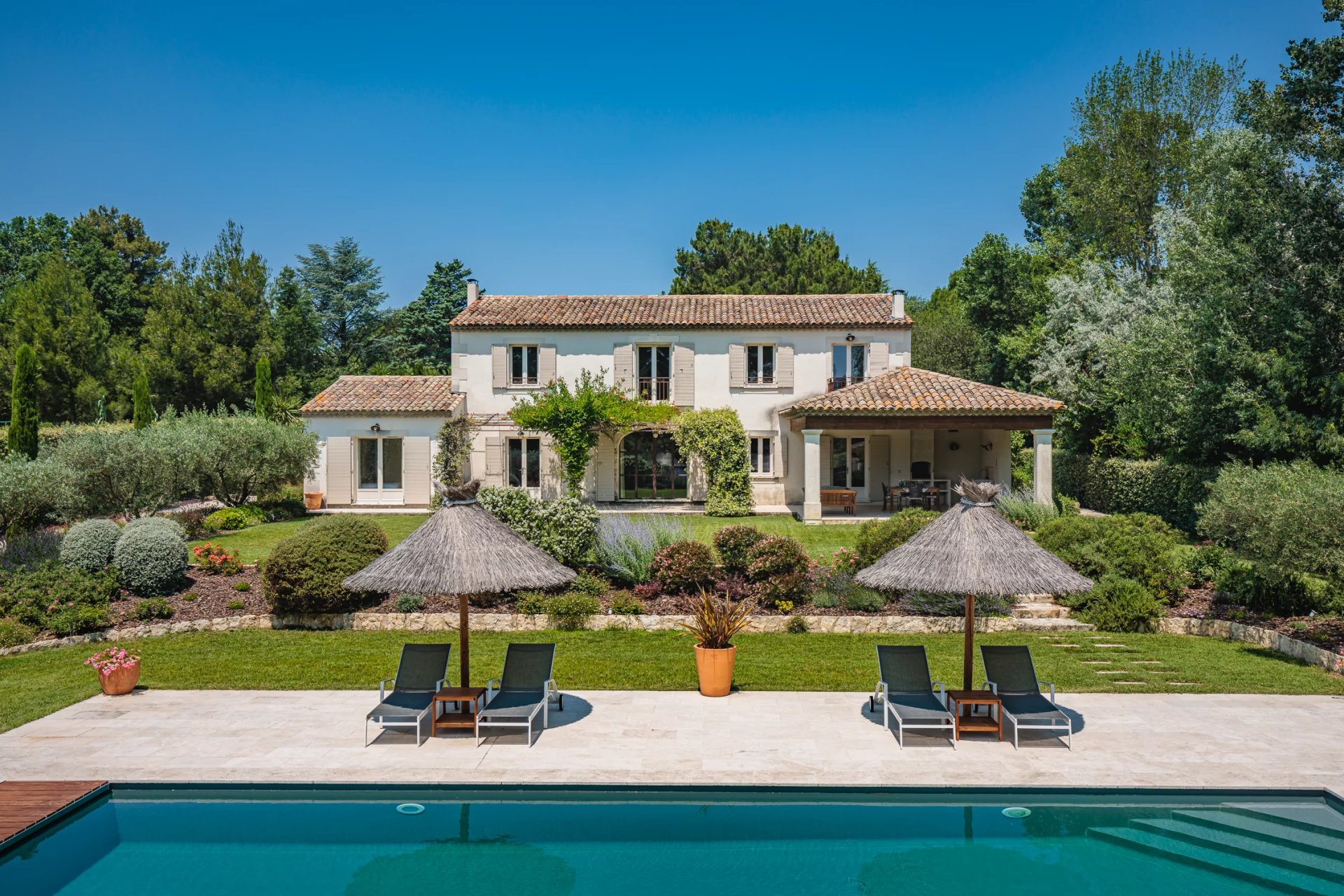 Mas provencal avec jardin paysager et vue sur les Alpilles