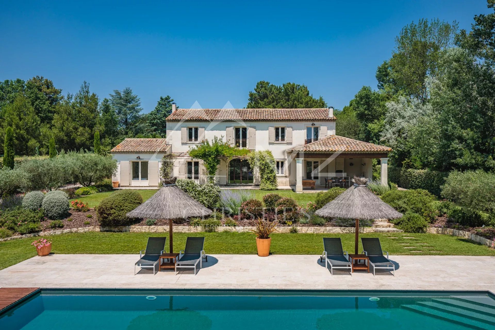 Mas provencal avec jardin paysager et vue sur les Alpilles