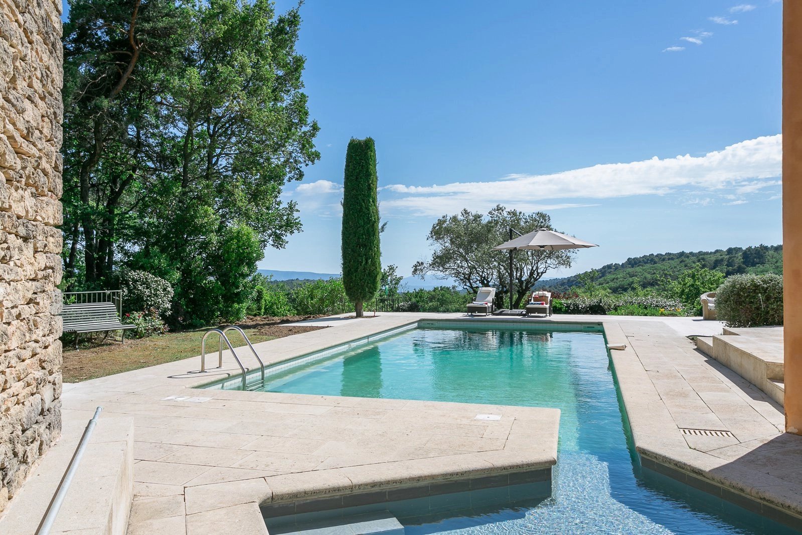 Proche Gordes - Belle maison de vacances avec vue et grande piscine