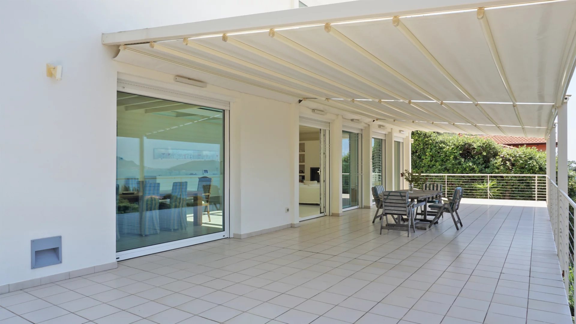 Élégante villa moderne avec de grandes fenêtres et vue sur la mer sur le golfe des Poètes à Fiascherino, Lerici