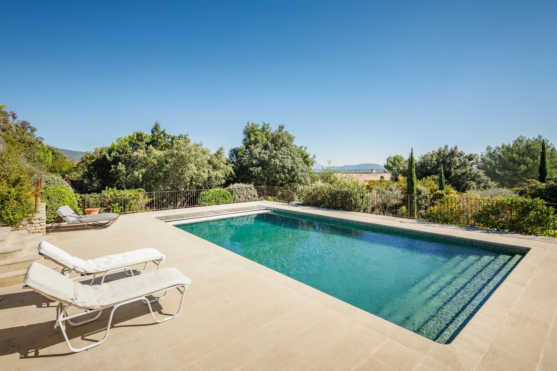 Proche Gordes - Luxueuse villa avec vue dégagée