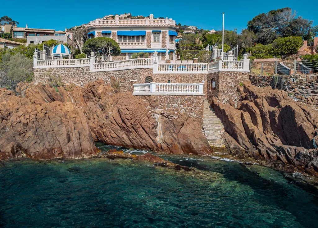 Proche Cannes - Anthéor - Villa Art Déco pieds dans l'eau