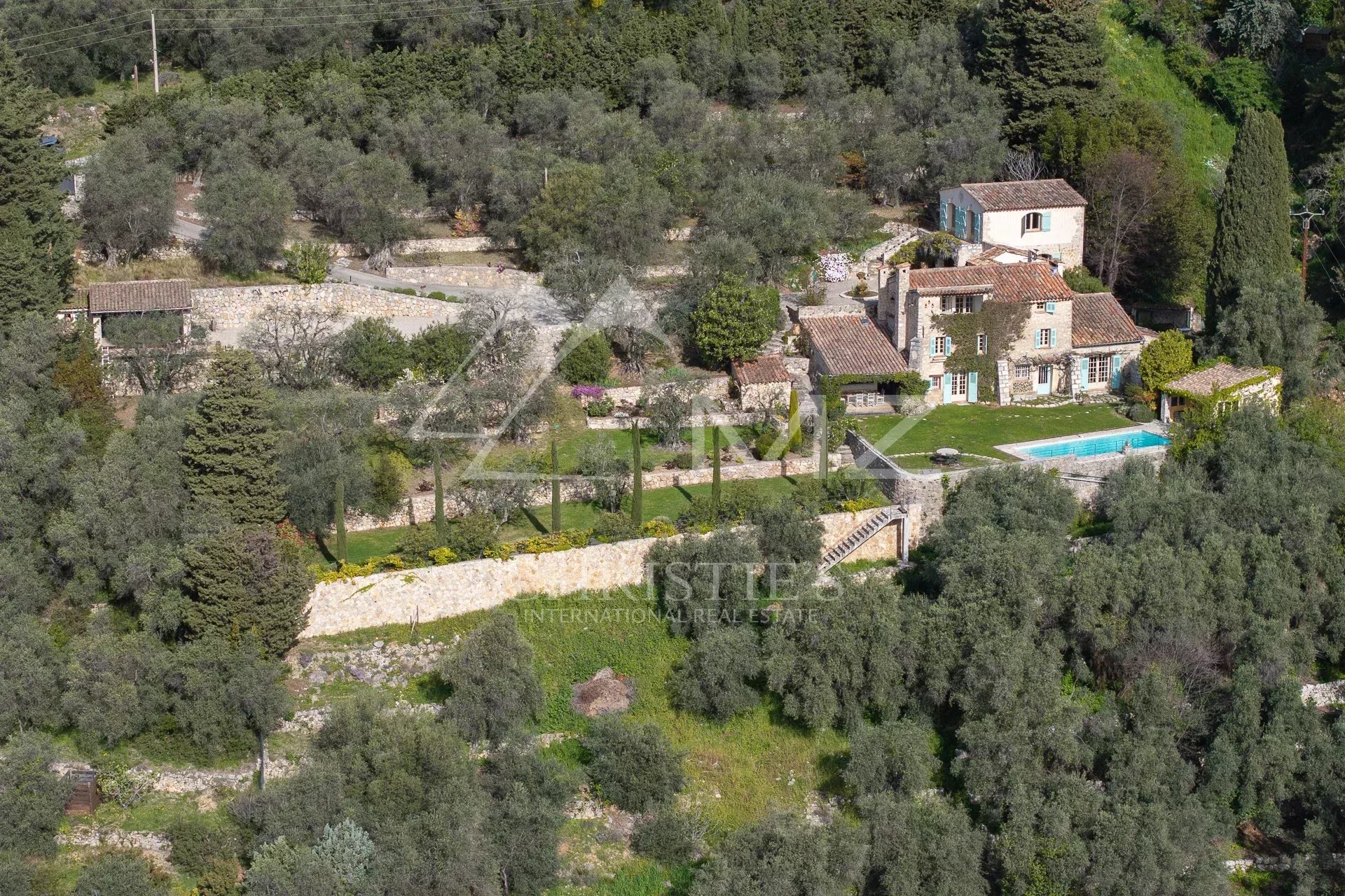 Elegante Bastide dominant l'arrière -pays