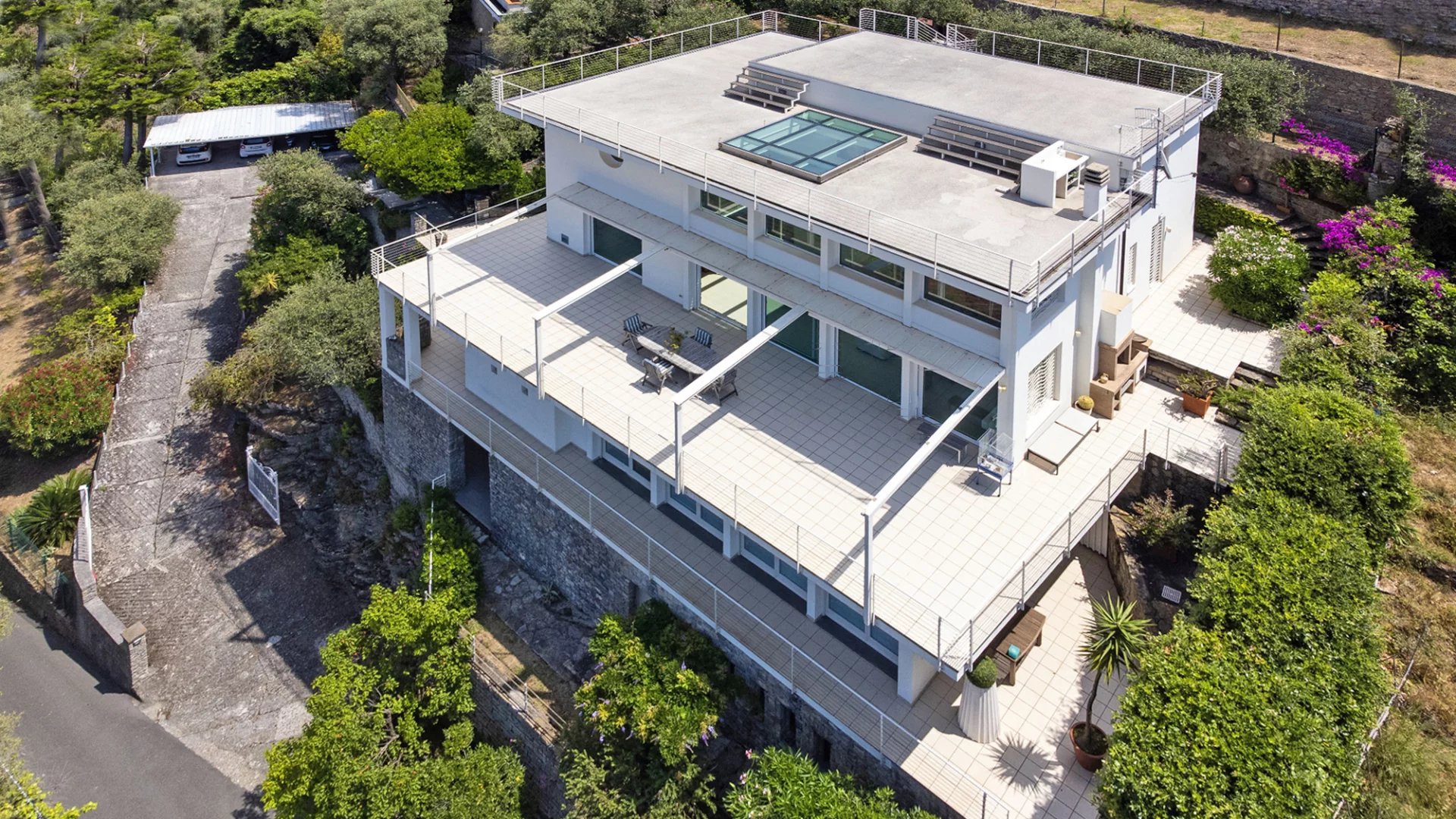 Élégante villa moderne avec de grandes fenêtres et vue sur la mer sur le golfe des Poètes à Fiascherino, Lerici