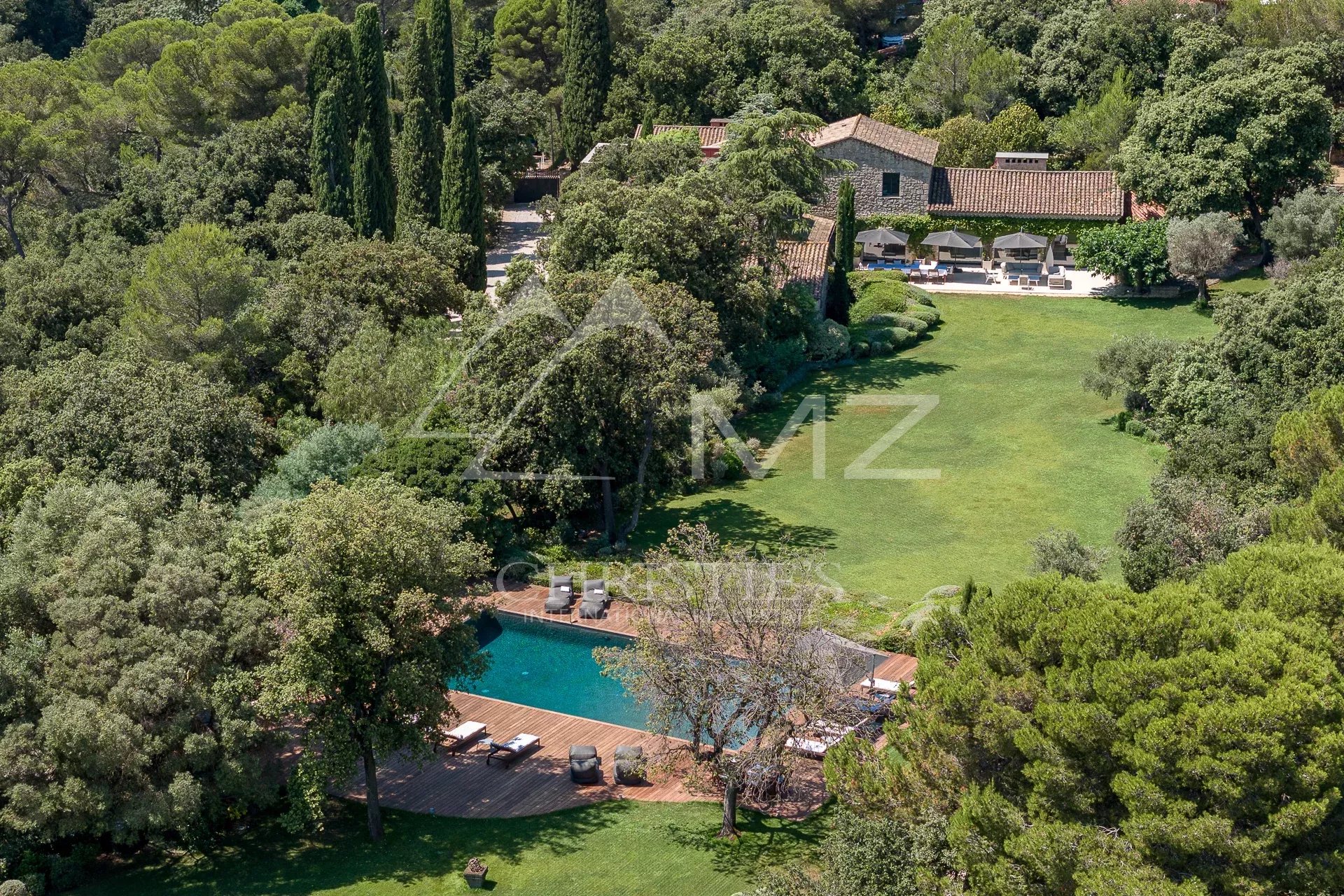 Proche Cannes - Villa dans parc 6 chambres