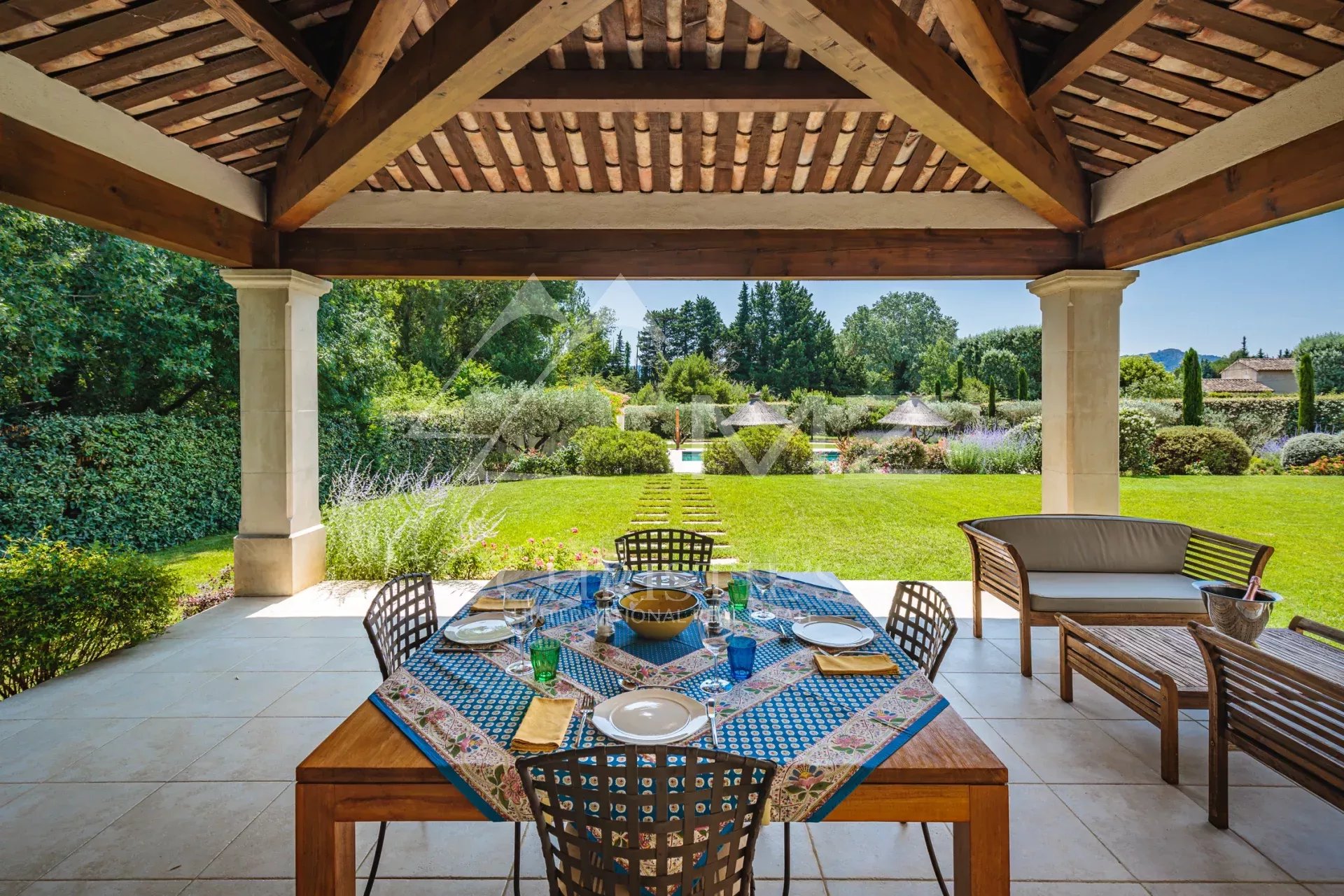 Mas provencal avec jardin paysager et vue sur les Alpilles