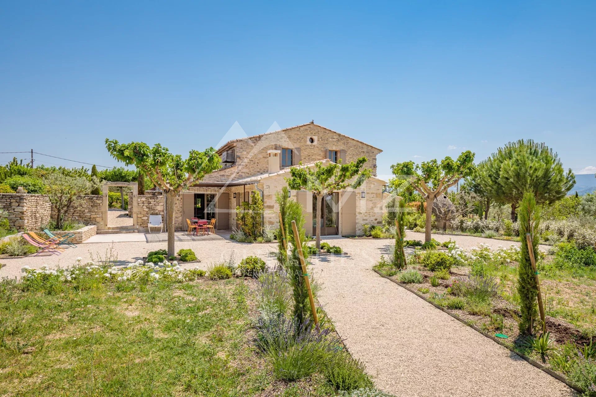 Gordes - Refined restored farmhouse with view