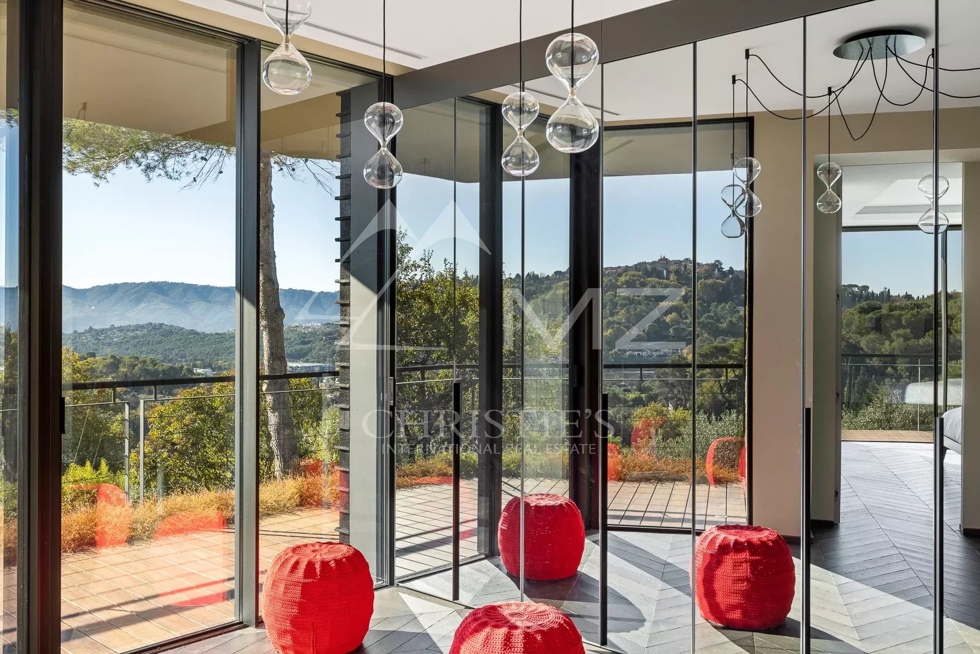 MOUGINS - CONTEMPORARY VILLA WITH PANORAMIC VIEW