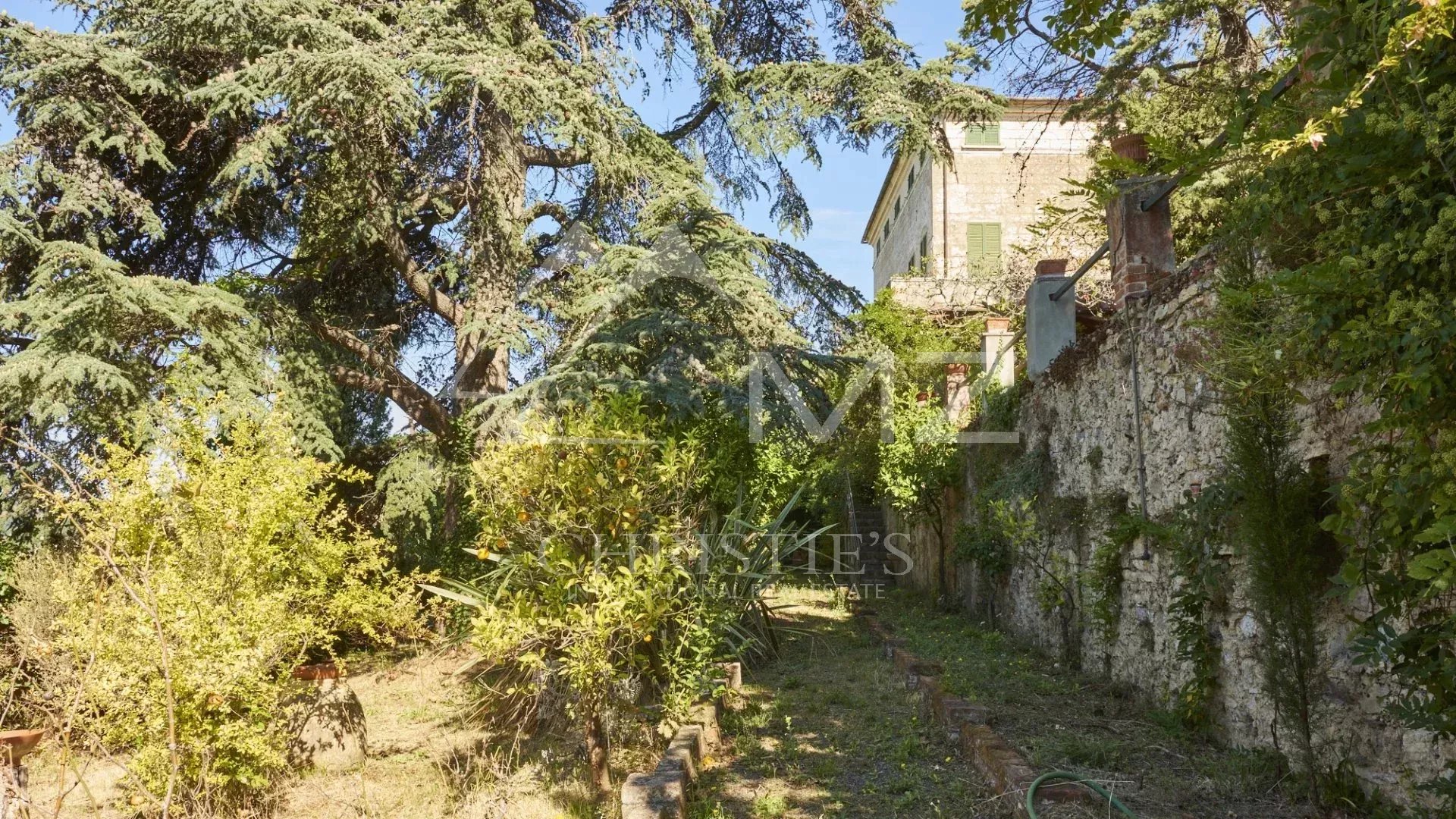 Historic villa of wide square footage with private park and sea view