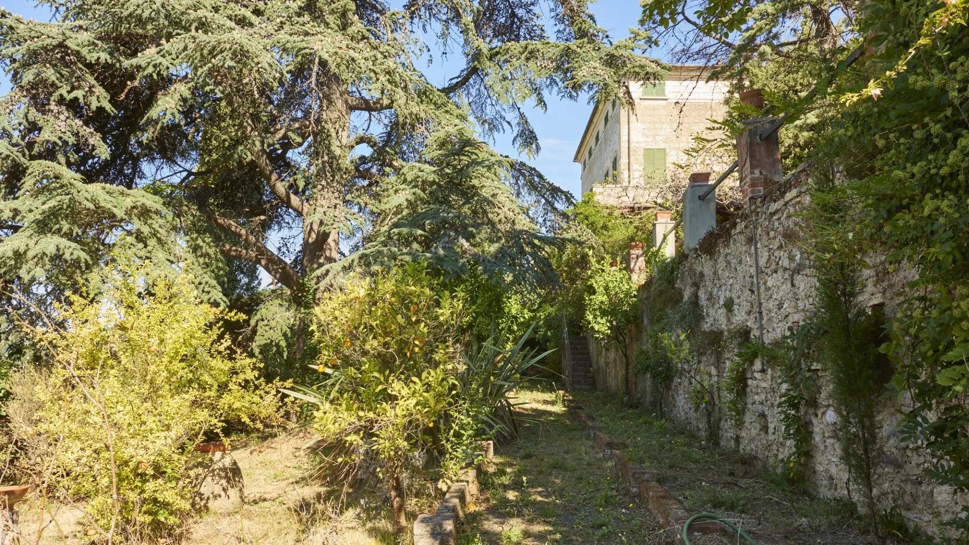 Villa historique de grande superficie avec parc privé et vue sur la mer