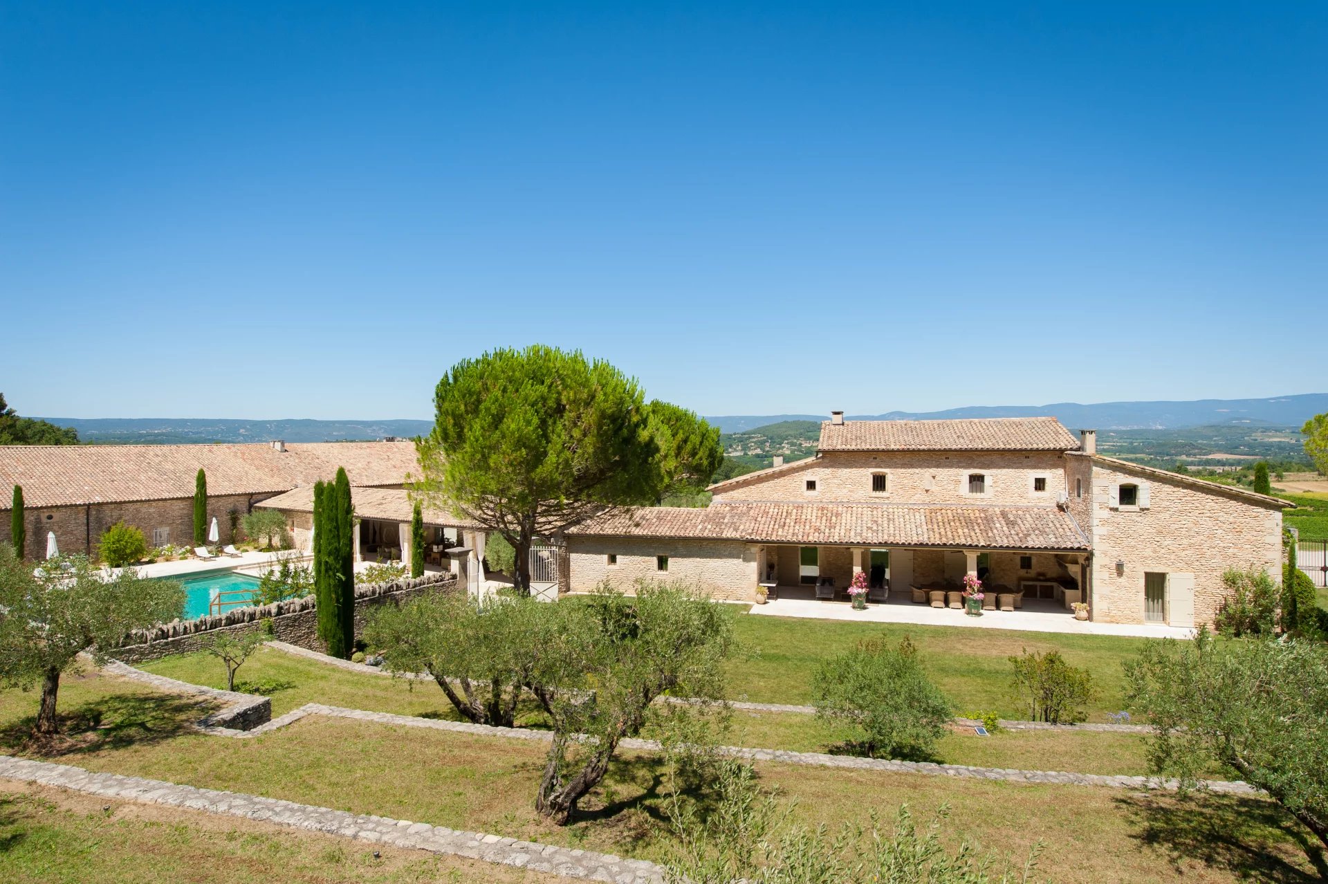 Luberon - Somptueux domaine avec tennis et piscine chauffée