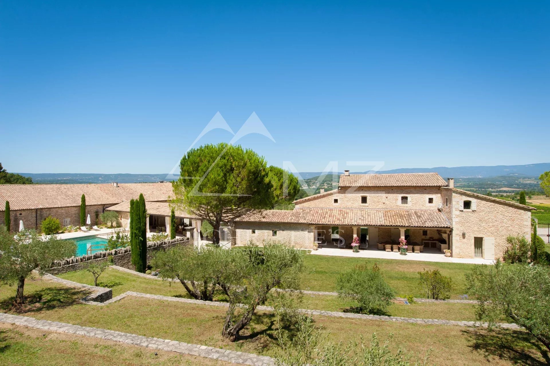 Luberon - Stunning property with heated pool and tennis court