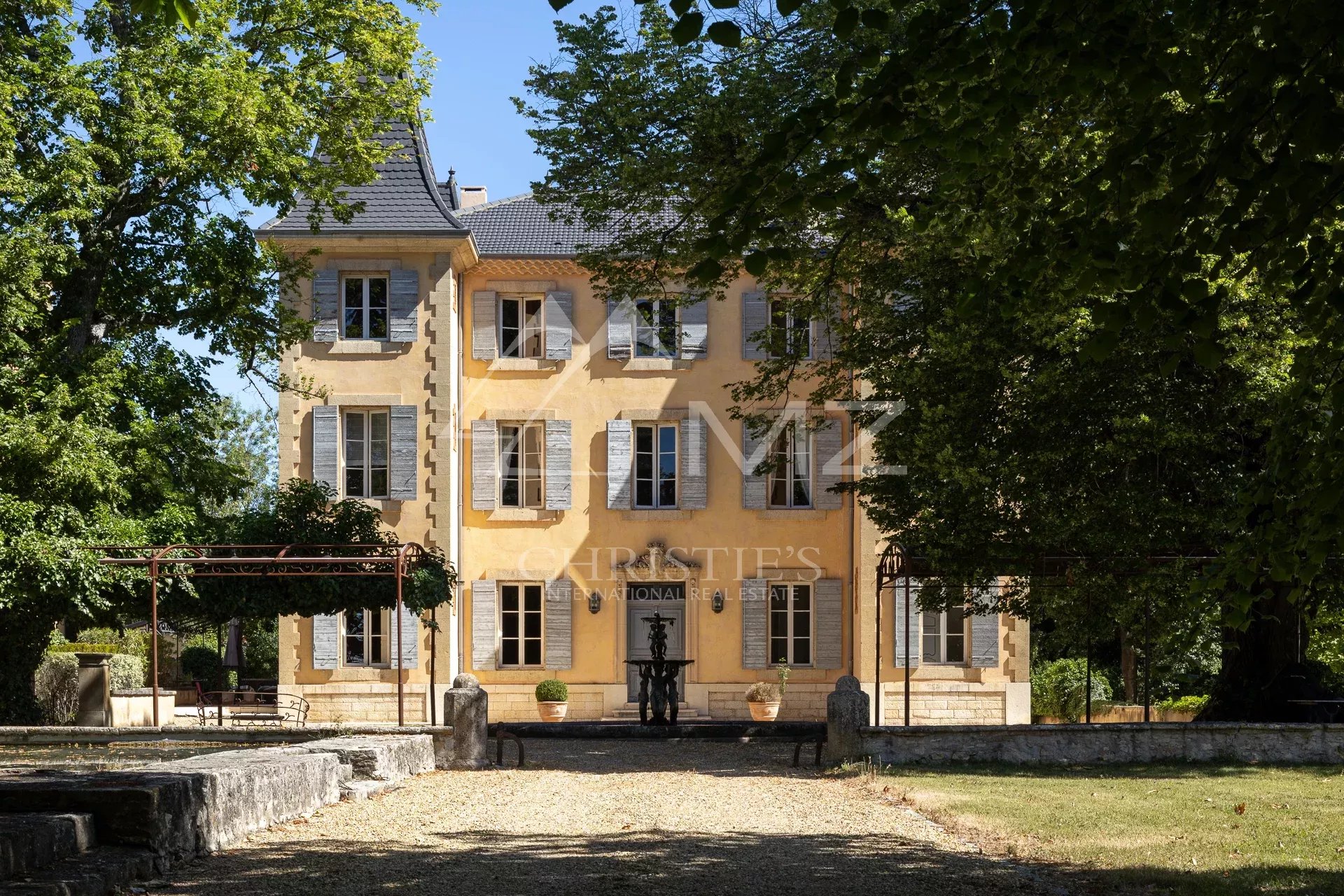 Magnificent property with 18th Century Castle full renovated and outbuildings