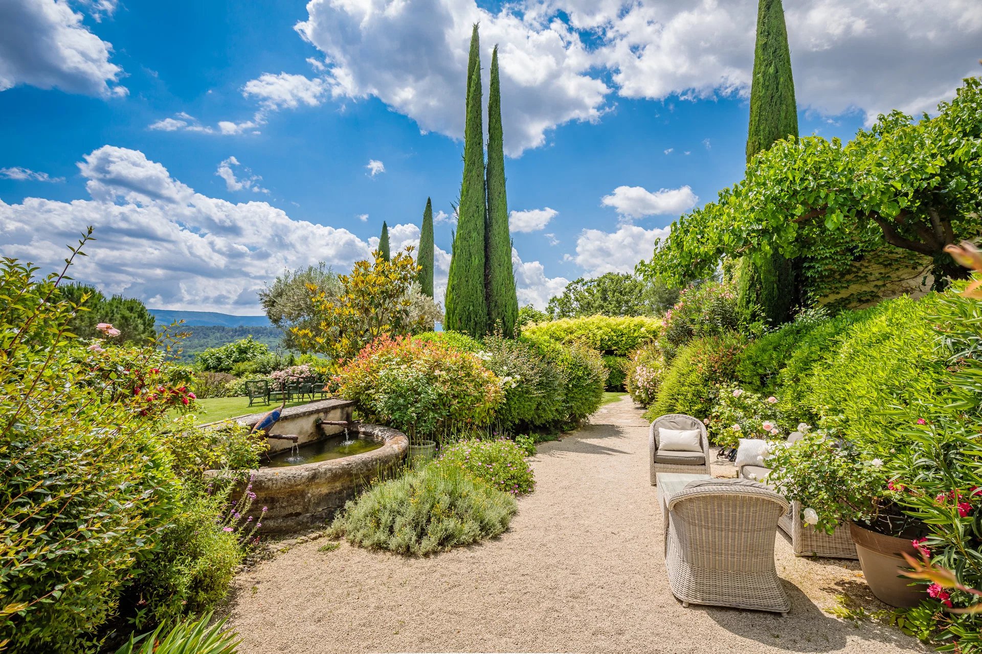 Luberon - Exceptional property with view and remarkable garden