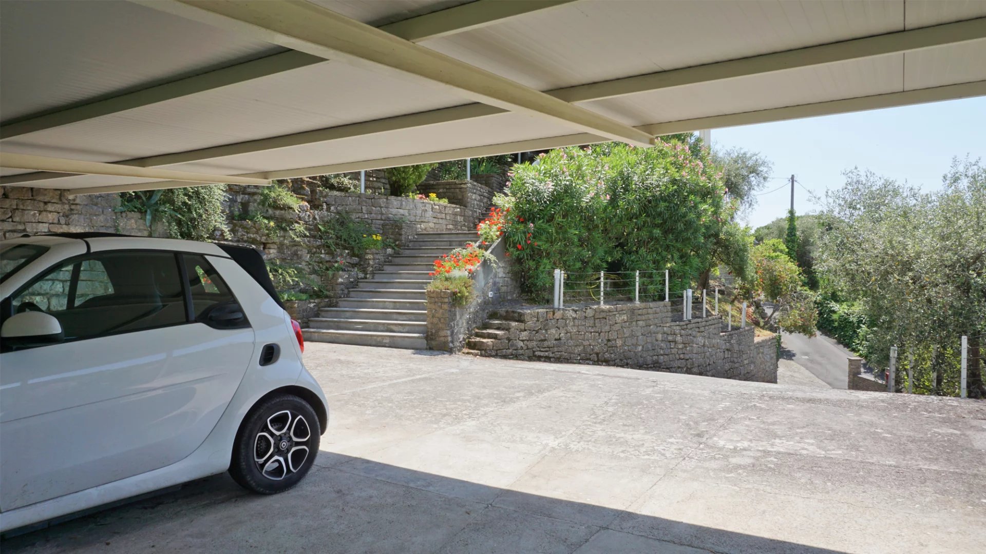 Élégante villa moderne avec de grandes fenêtres et vue sur la mer sur le golfe des Poètes à Fiascherino, Lerici