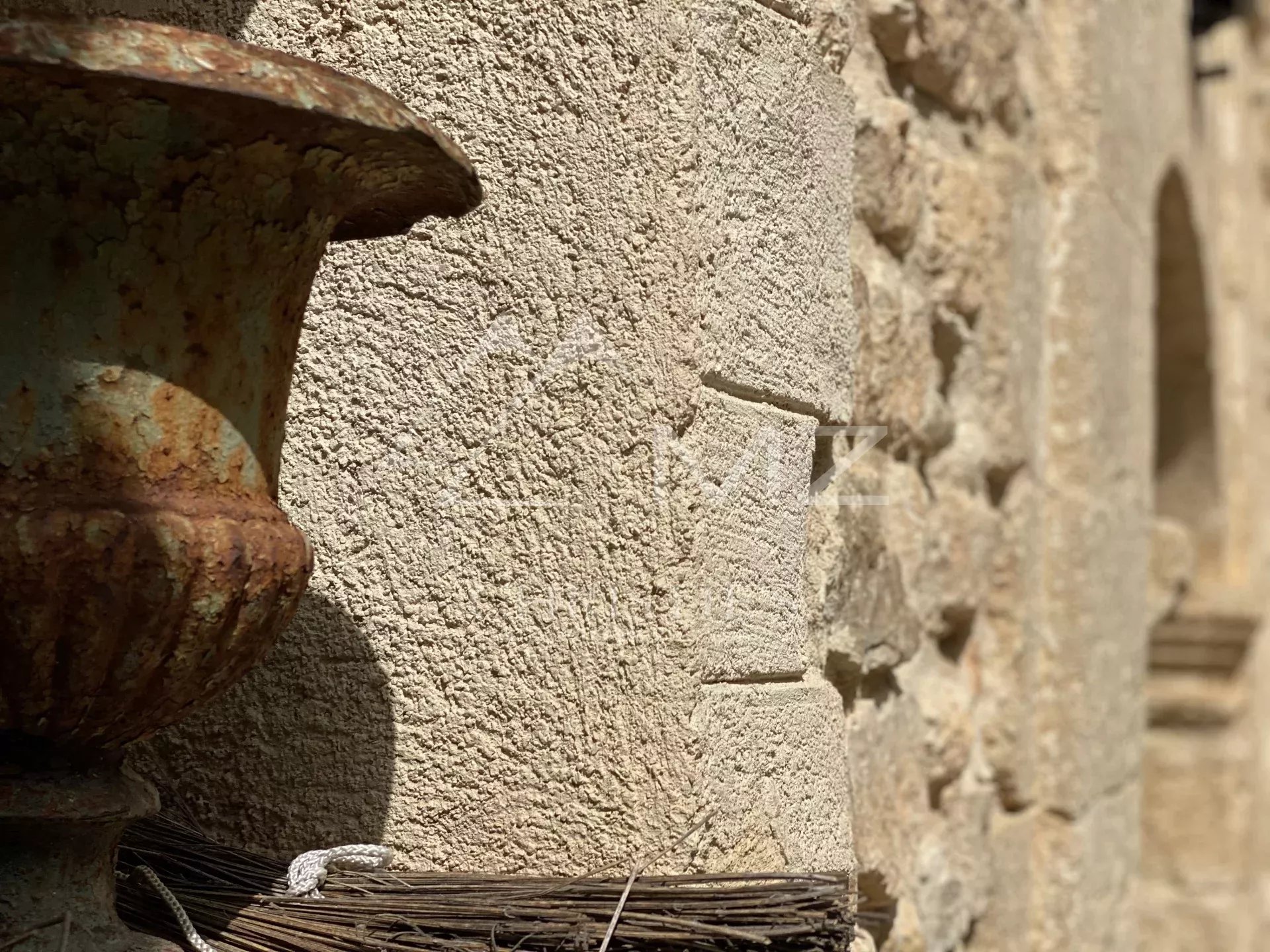 AUSSERGEWÖHNLICHES WEINGUT IN LUBERON