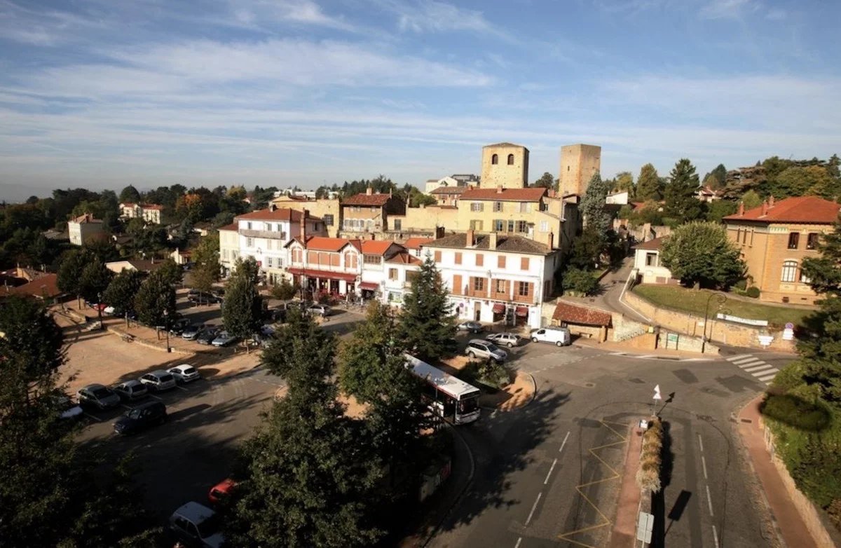 Village house in the heart of St Cyr with its garden, pool, and beautiful view of Lyon.